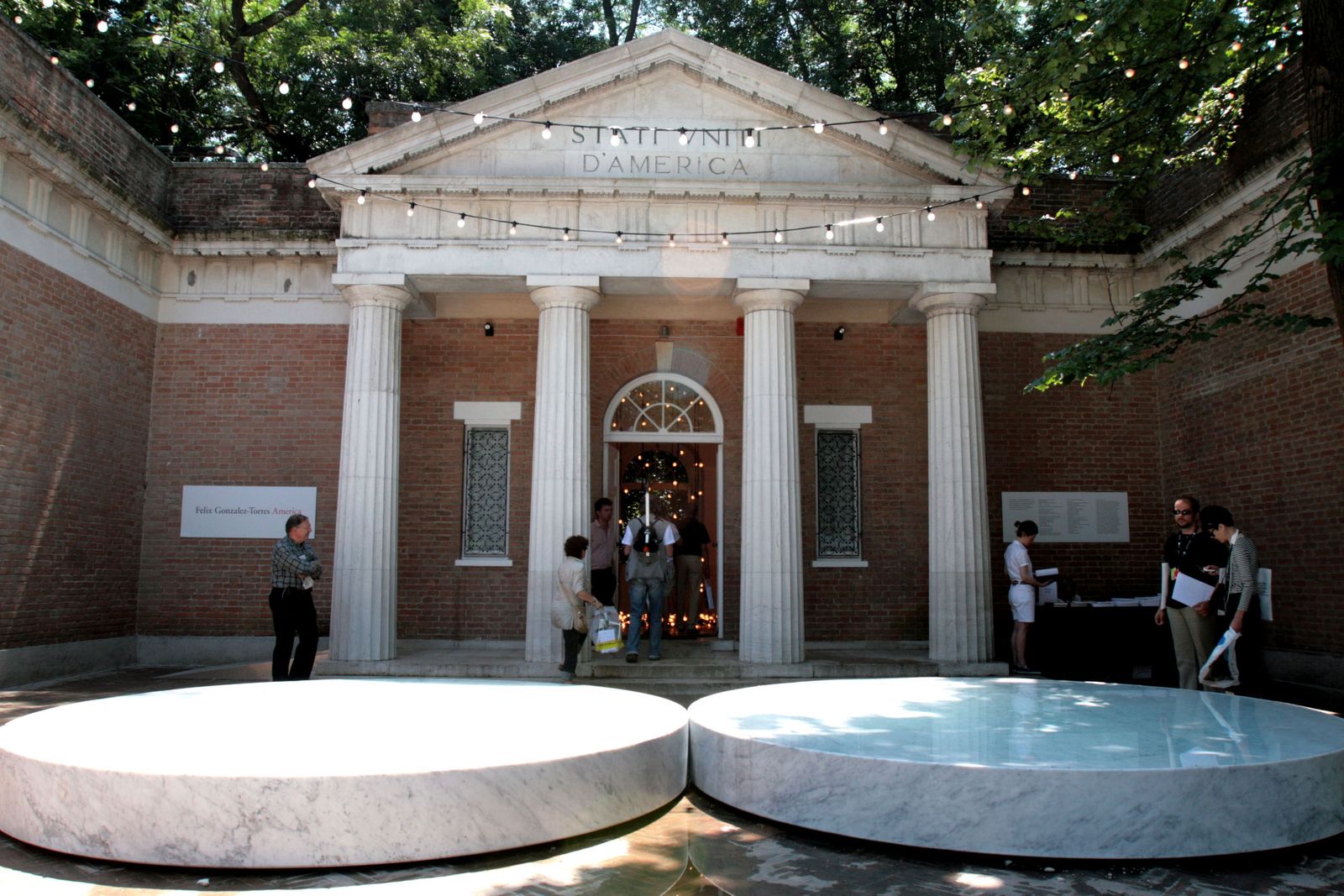 הביתן האמריקאי במהלך הביאנלה בוונציה 2007.