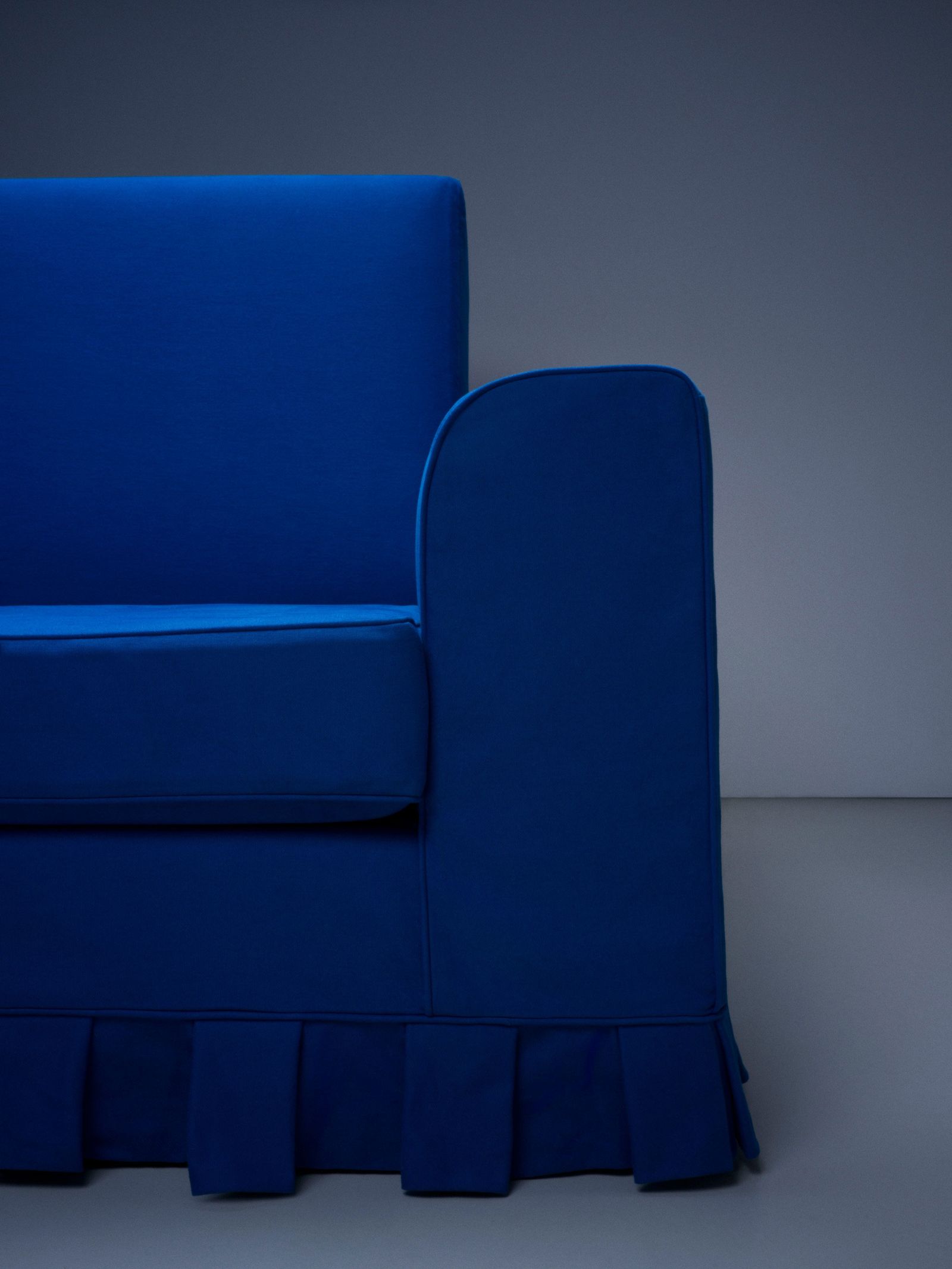 התמונה עשויה להכיל ריהוט ספה וכיסא