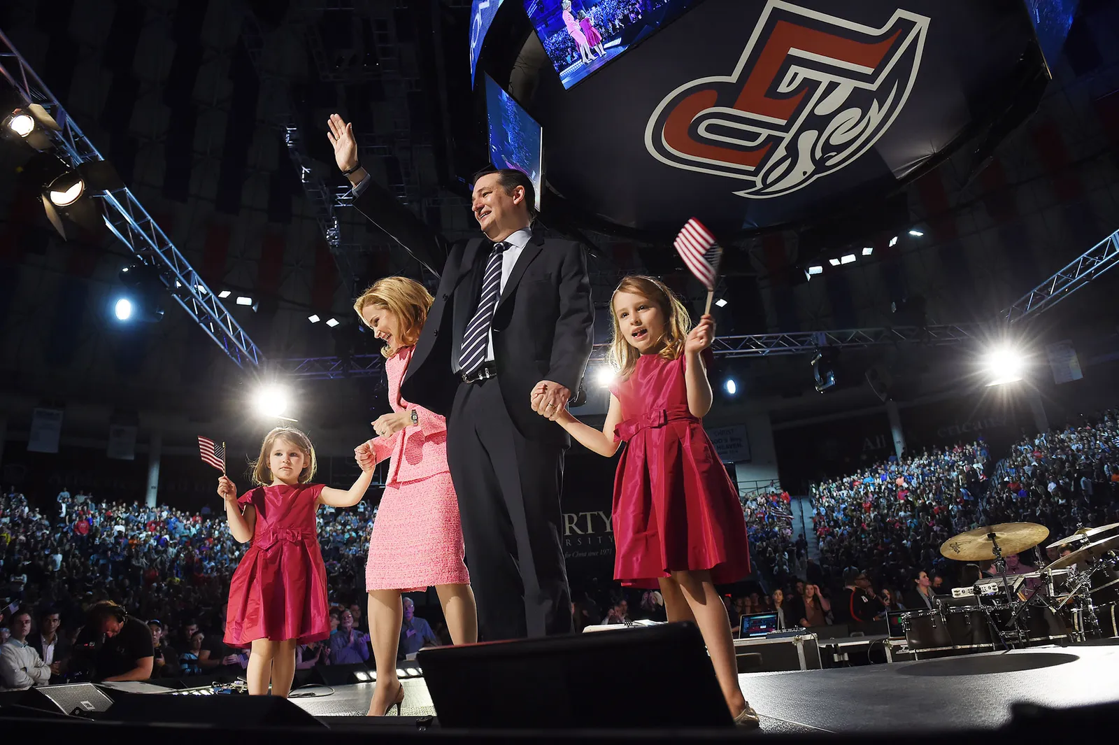 התמונה עשויה להכיל את טד קרוז היידי קרוז סר ג'ון טניאל בלייזר ביגוד מעיל מעיל אנשים אדם וילד