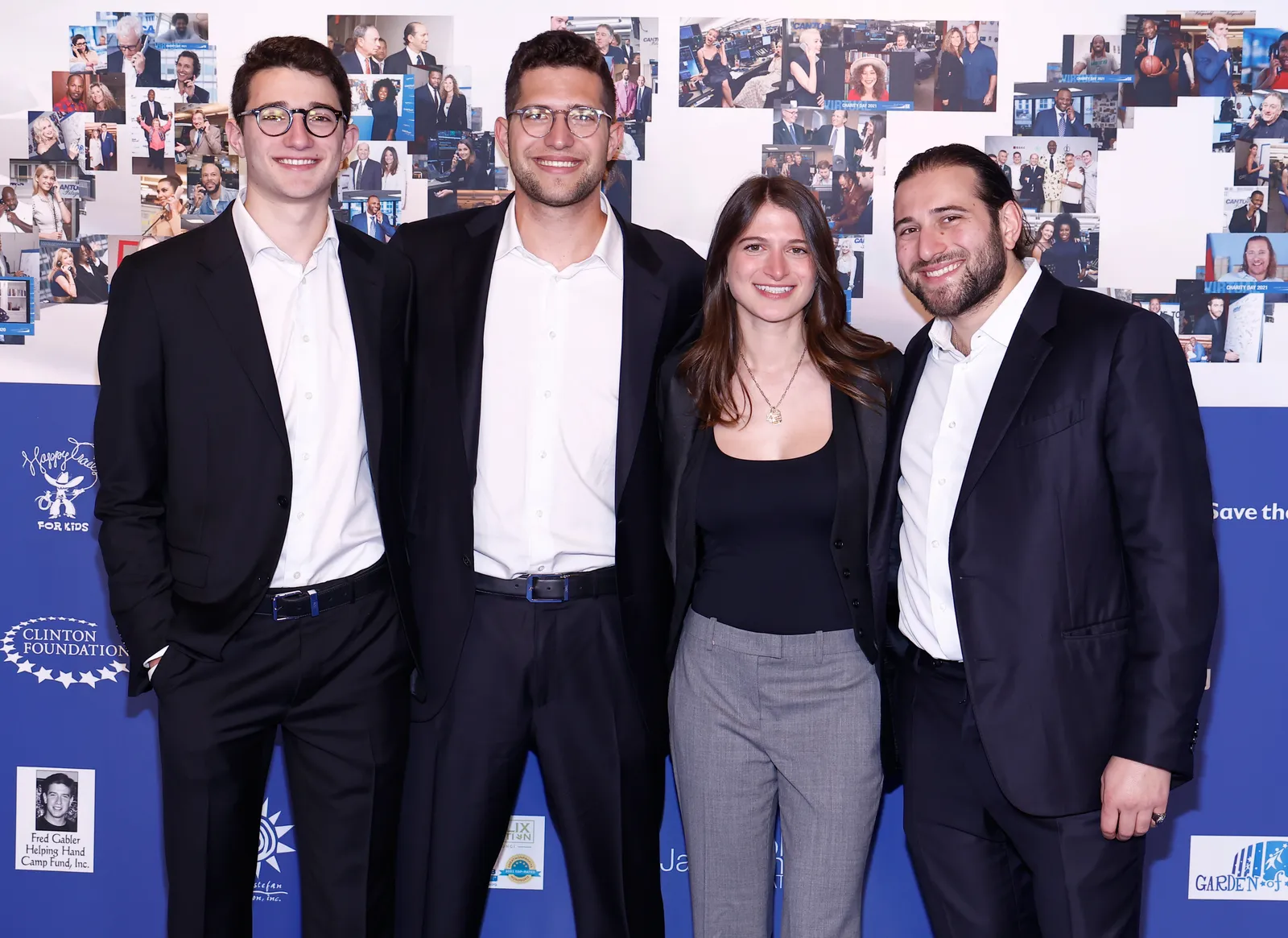 התמונה עשויה להכיל את ג'ני סלייט מייקל בלומברג Bülent Eczacıbaşı פנים שמח ראש אדם חיוך וצילום קבוצתי