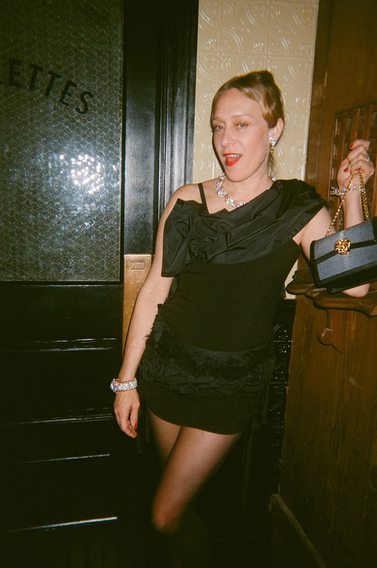 התמונה עשויה להכיל Chloë Sevigny אביזרים תיק תיק יד אדם מבוגר ארנק חולצה ביגוד שמלת פנים וראש