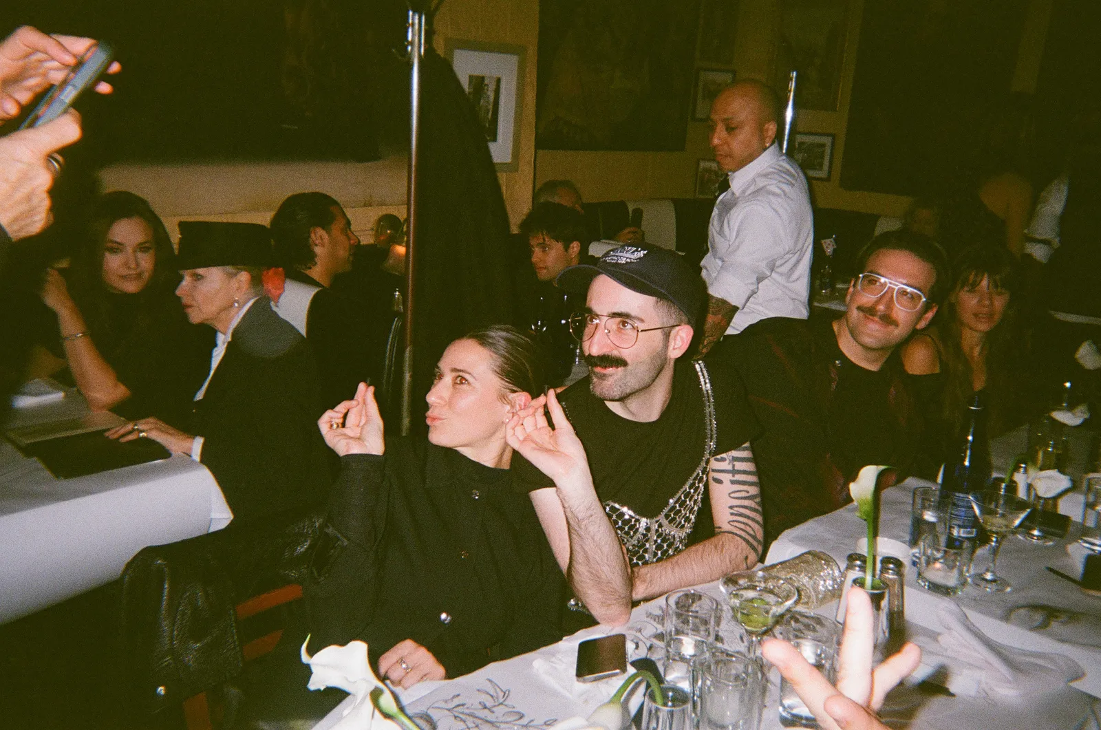 התמונה עשויה להכיל את Libby Clegg Billy Zane שולחן אוכל ריהוט שולחן צילום פנים ראש אדם ודיוקן