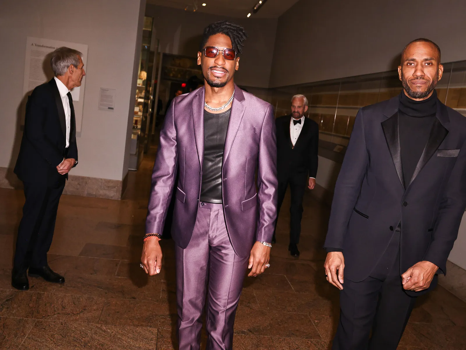 התמונה עשויה להכיל את ג'ון בטיסט ג'ון סיקרט יאנג בלייזר מעיל מעיל מעיל לבוש רשמי חליפת מבוגר ואדם