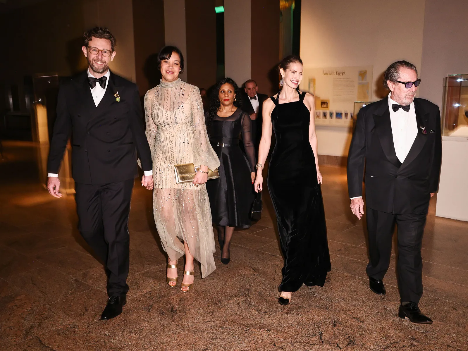 התמונה עשויה להכיל את אלכסנדרה זילבר אדם למבוגרים בגדי כלה אביזרי שמלה ללבוש רשמי עניבה ומשקפיים