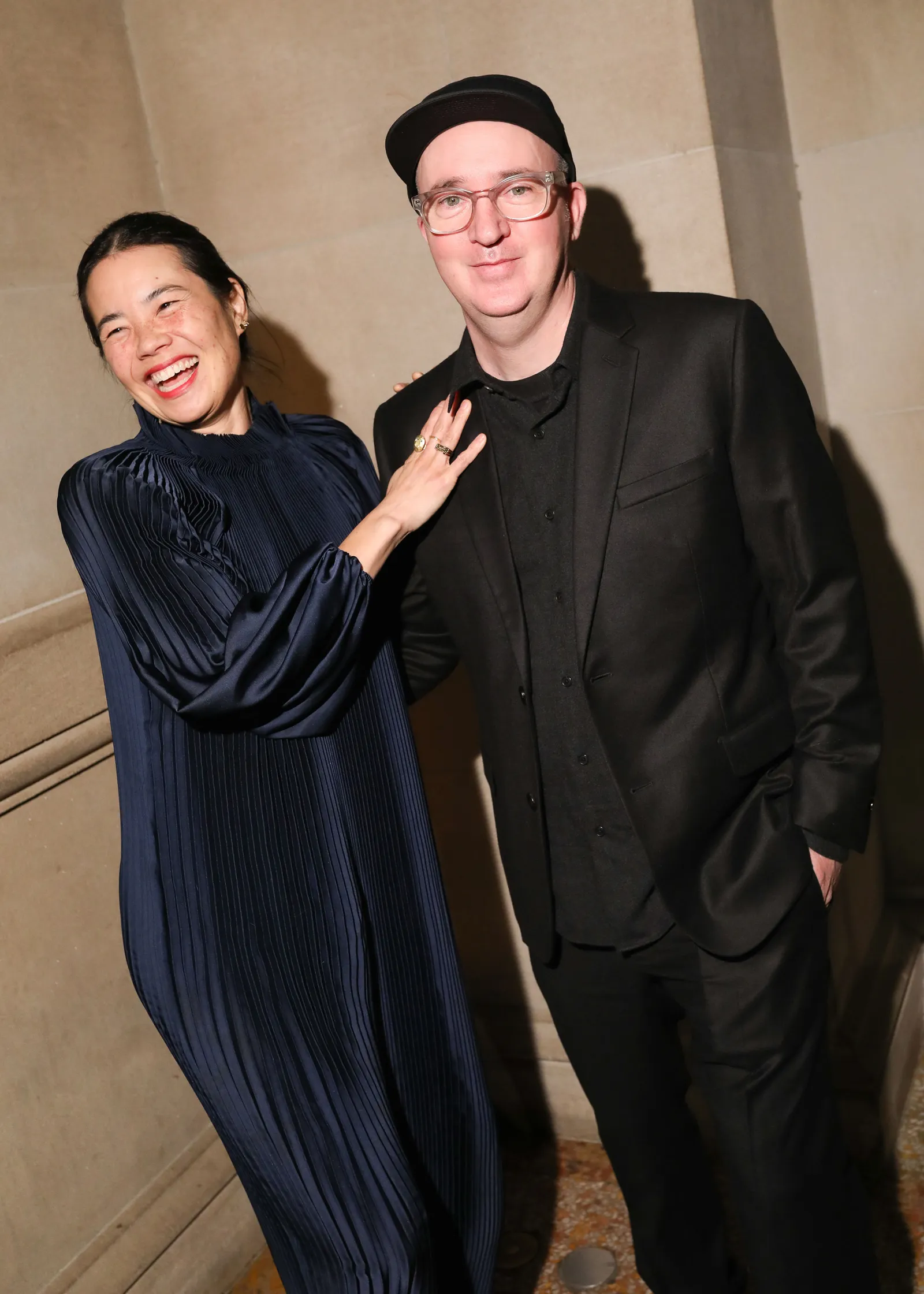 התמונה עשויה להכיל את מיכאלה אן בלייזר מעיל מעיל חליפת לבוש רשמי אדם מבוגר אנשים פנים וראש