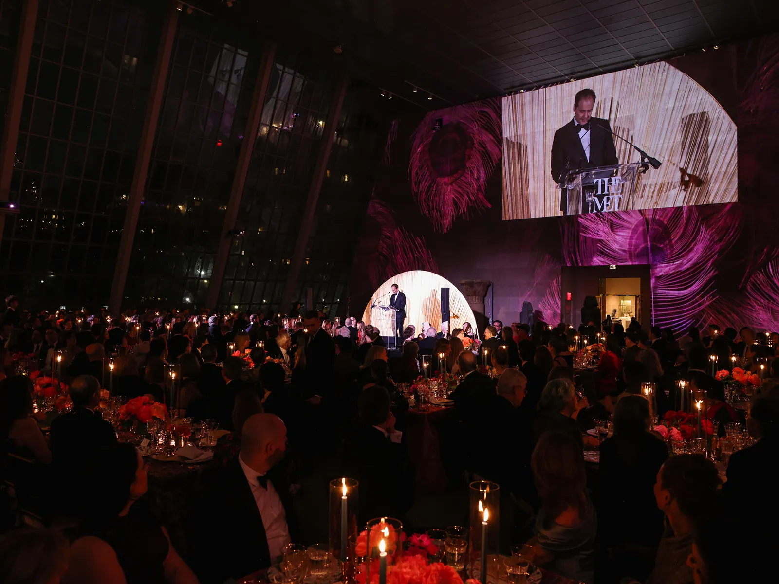 התמונה עשויה להכיל Max Hollein תאורה עירונית אדם מבוגר קונצרט קהל בפנים אנשים כיף חיי לילה ונר