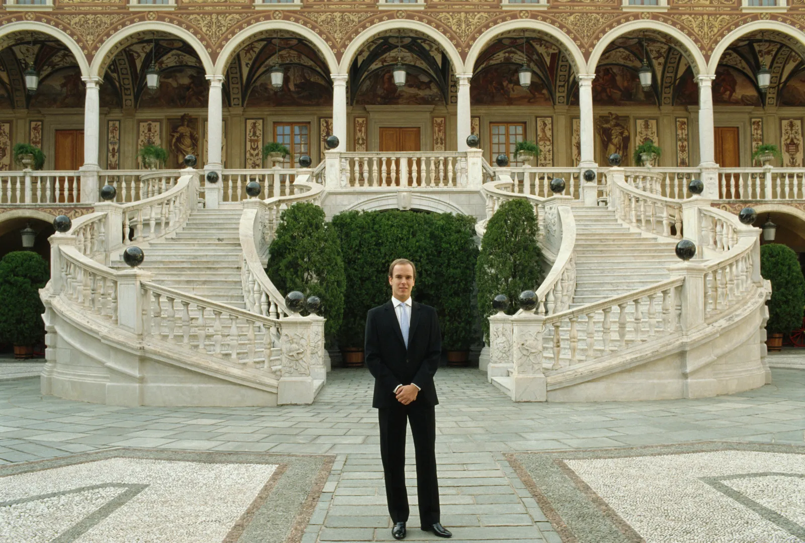 התמונה עשויה להכיל את אלברט השני נסיך מונקו בלייזר מעיל מעיל לבוש רשמי חליפת אדריכלות ובנייה