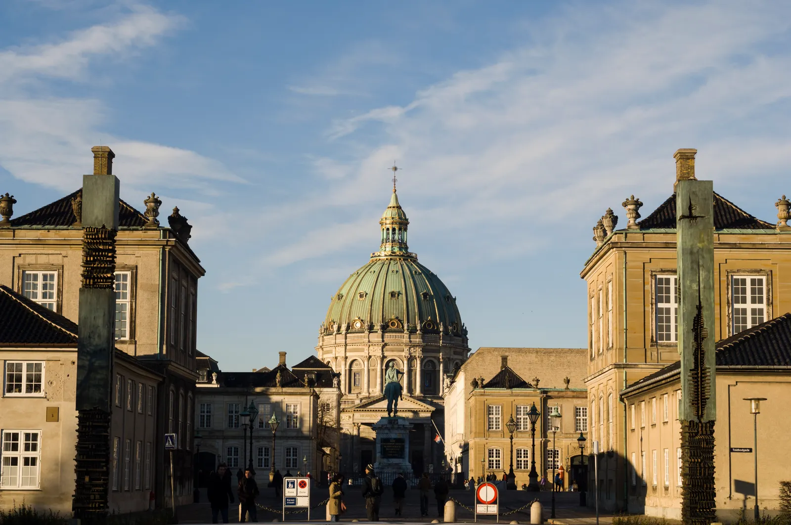 התמונה עשויה להכיל כיפת בניין אדריכלות ואדם