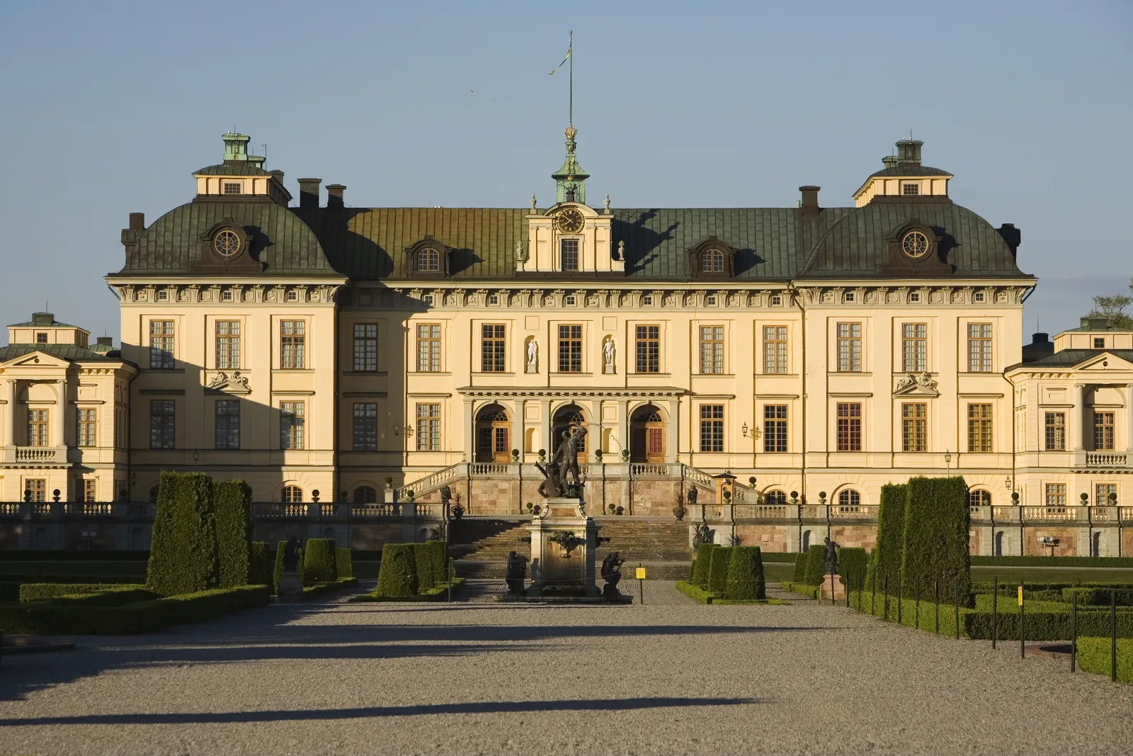 התמונה עשויה להכיל בניין אדריכלות בית דיור ואדם