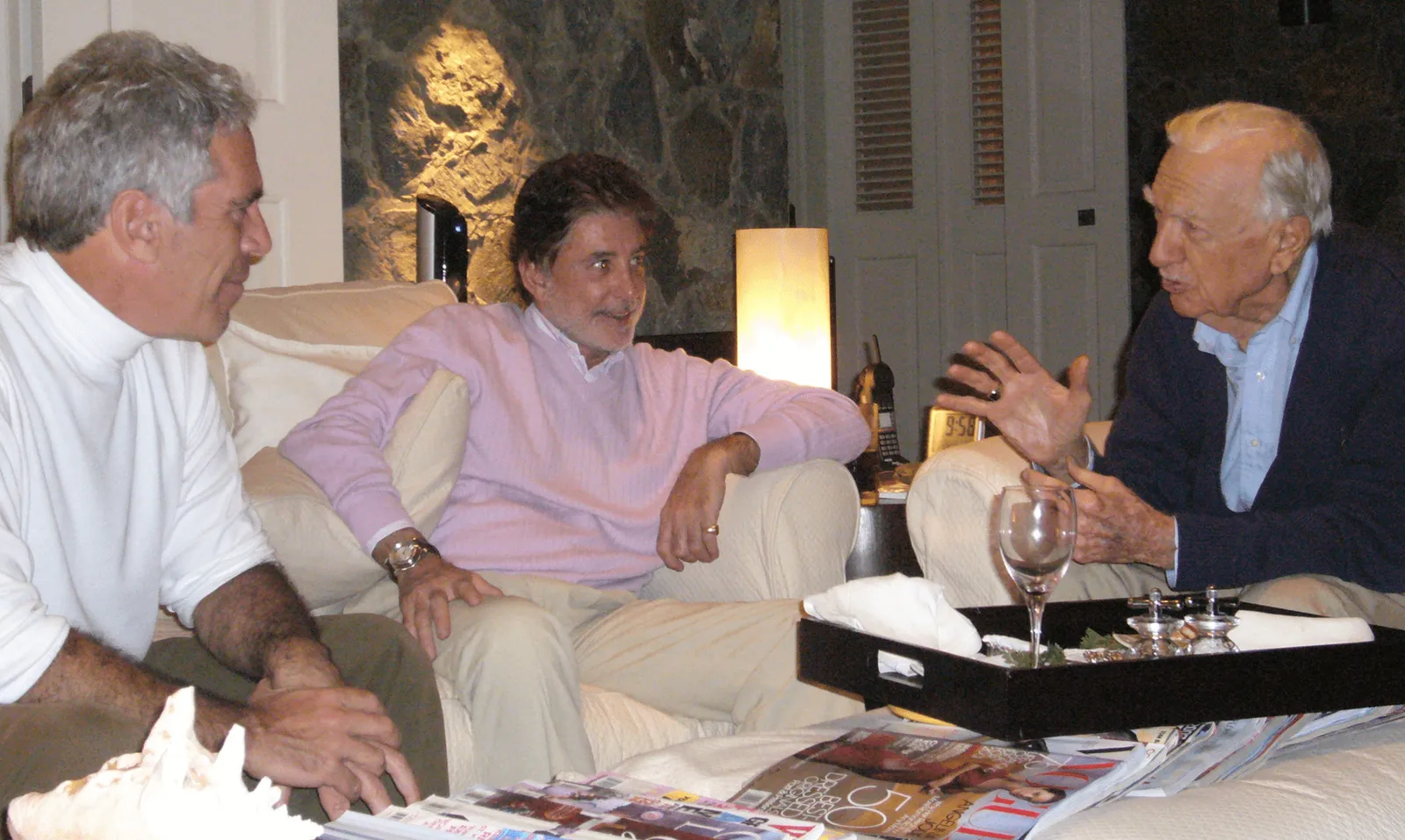 התמונה עשויה להכיל ריהוט ספה פנים ראש אדם צילום דיוקן אדריכלות בניין ובפנים