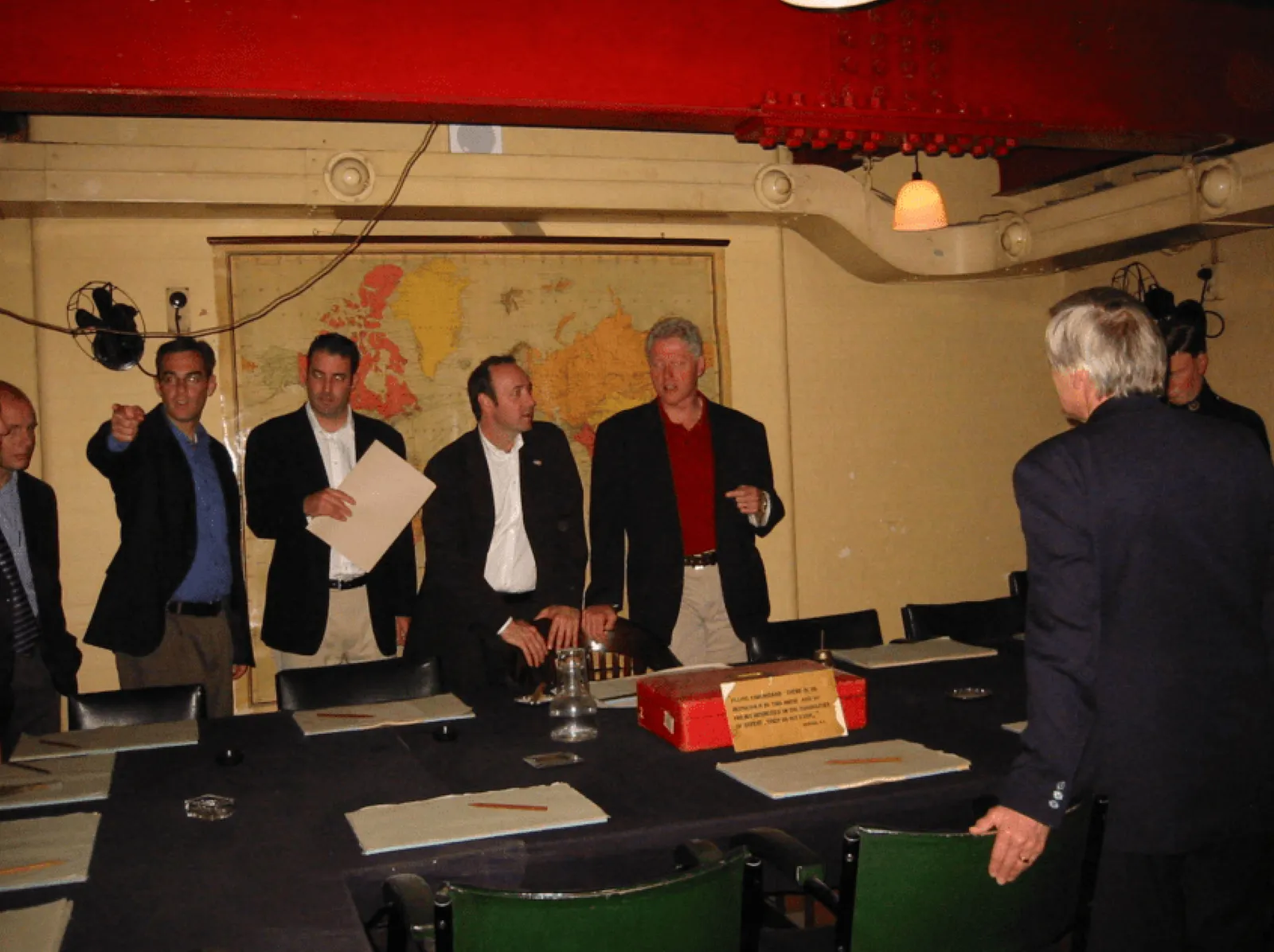 התמונה עשויה להכיל את ביל קלינטון קווין ספייסי ג'ונתן ארליך בלייזר מעיל מעיל אנשים אדם ורהיטים