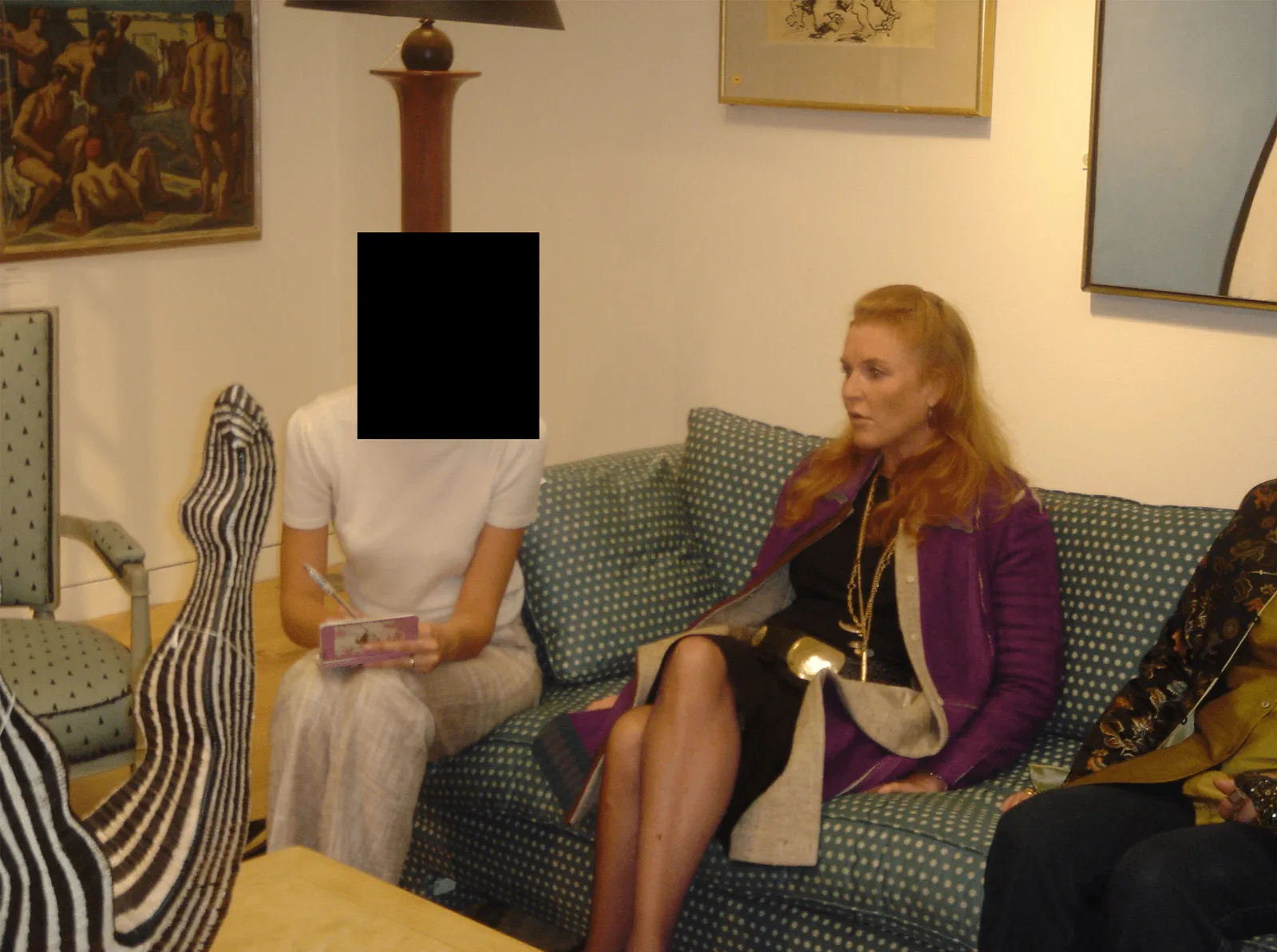 התמונה עשויה להכיל שרה דוכסית יורק ספה ריהוט חולצה ביגוד אדם אדריכלות ובניין בני נוער