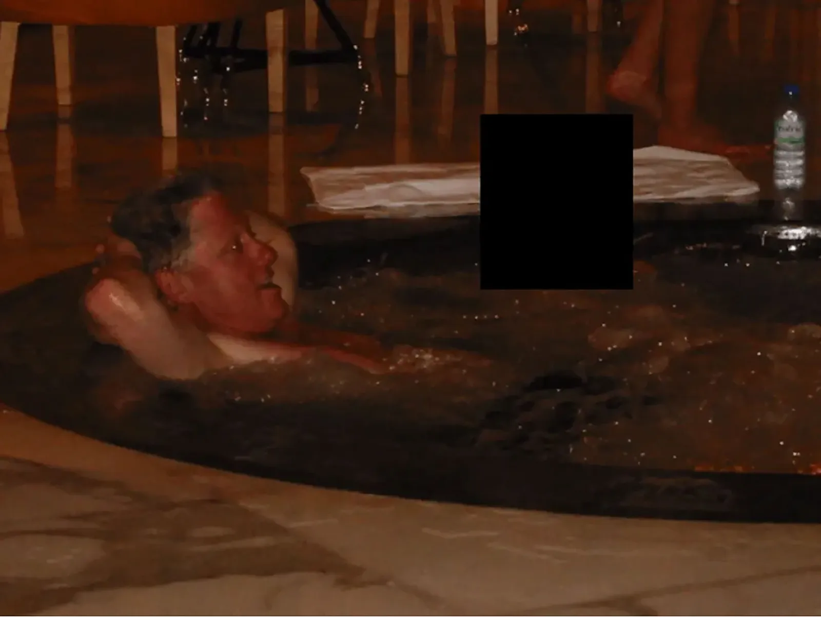 התמונה עשויה להכיל את Bill Clinton Bading Tub אדם למבוגרים אמבטיה פנים וראש