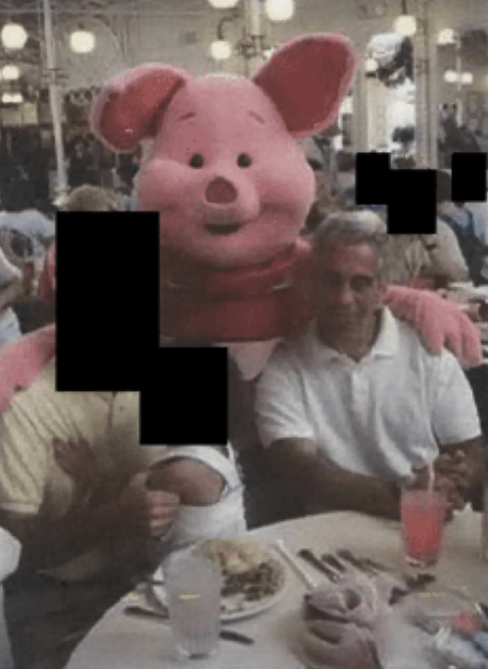 התמונה עשויה להכיל שולחן אוכל ריהוט שולחן צילום פנים ראש אדם דיוקן בתוך מסעדה ומבוגרים