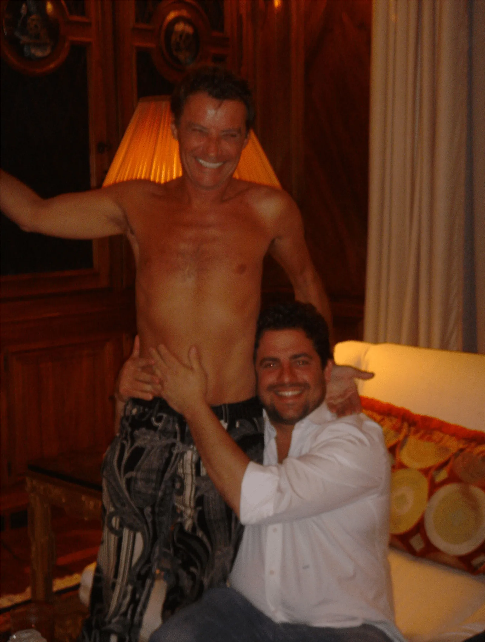 התמונה עשויה להכיל ברט רטנר צילום פנים ראש אדם דיוקן ספה ריהוט בגדים מכנסיים וכרית