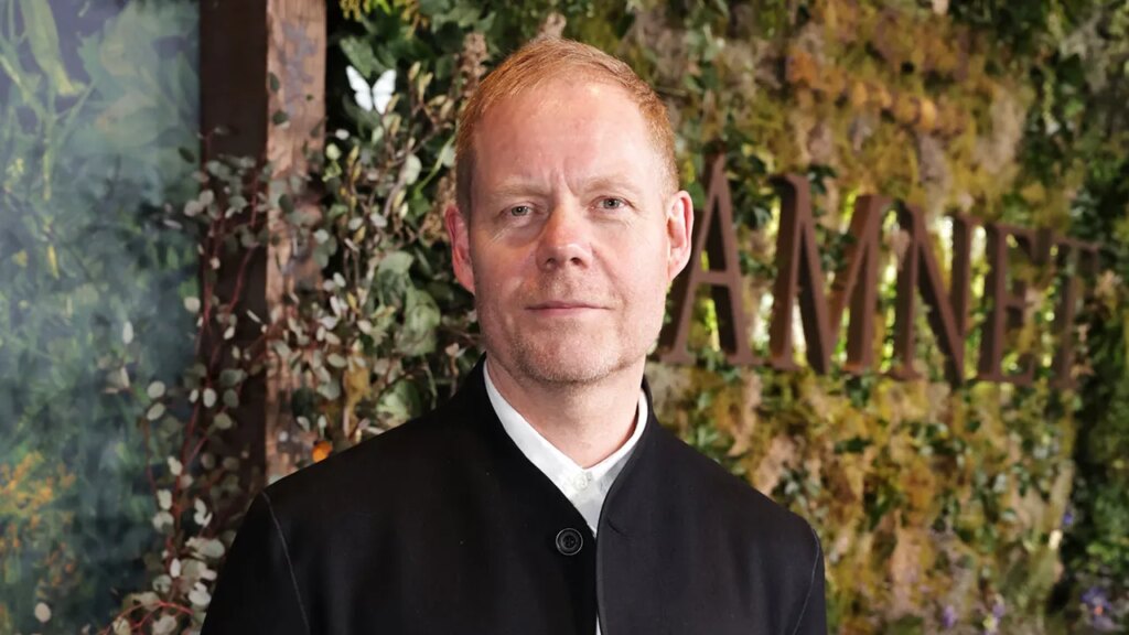 המנט נותן חיים חדשים ל"על טבעו של אור היום" - ואפילו מקס ריכטר מתרשם