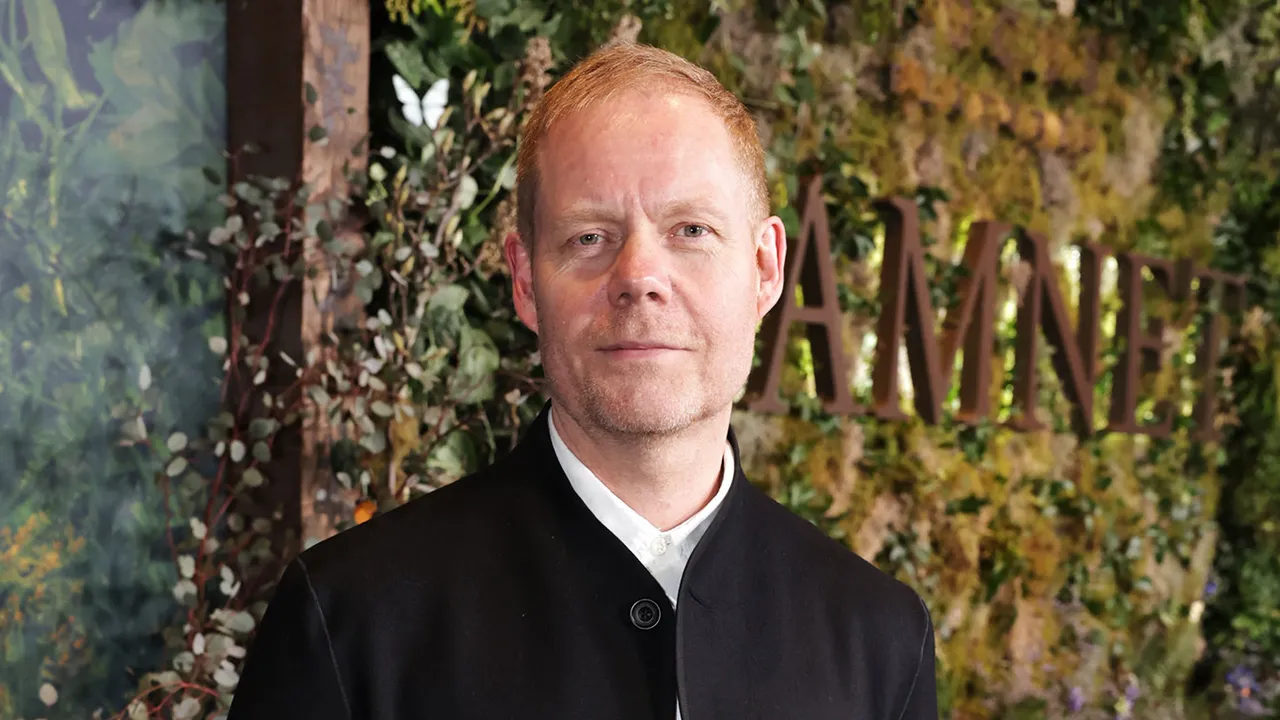 המנט נותן חיים חדשים ל"על טבעו של אור היום" - ואפילו מקס ריכטר מתרשם