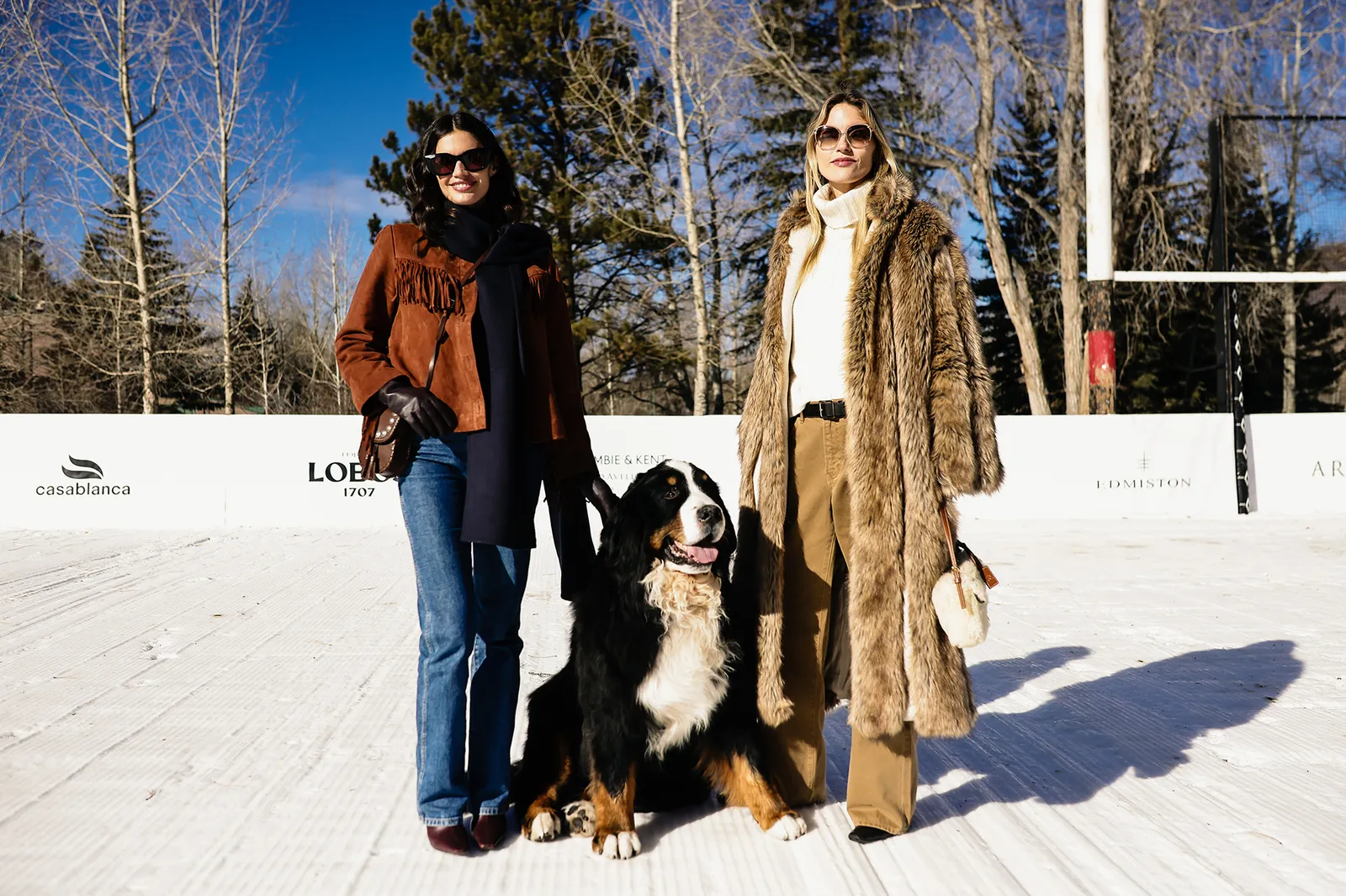 התמונה עשויה להכיל את Martha Hunt Sara Sampaio מעיל מעיל מכנסיים ג'ינס עם שרוולים ארוכים בעלי חיים וכלבים