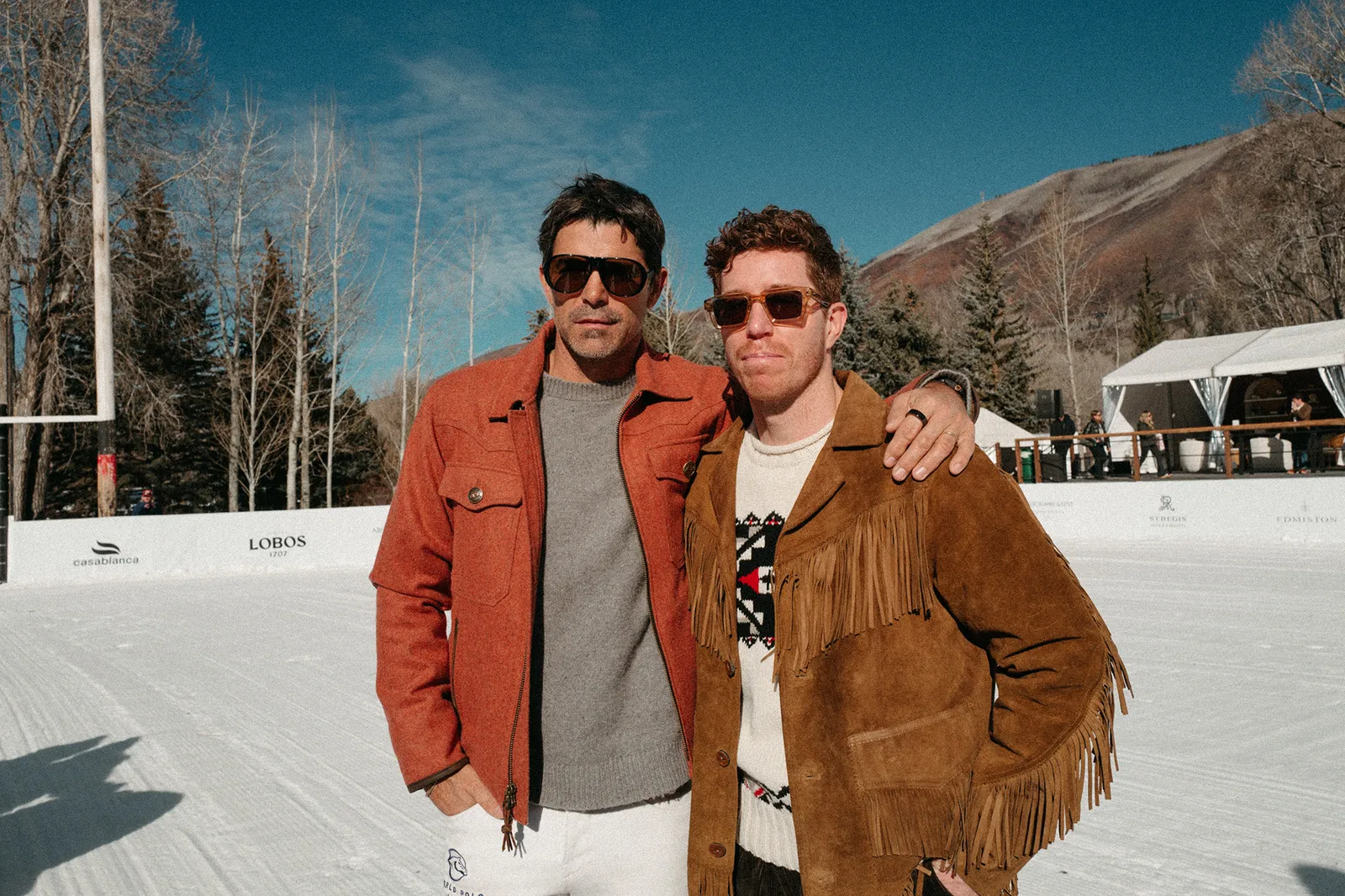 התמונה עשויה להכיל את שון הלבן בגדים מעיל מעיל אביזרים משקפי שמש אדם מבוגר פנים ראש וסריגים