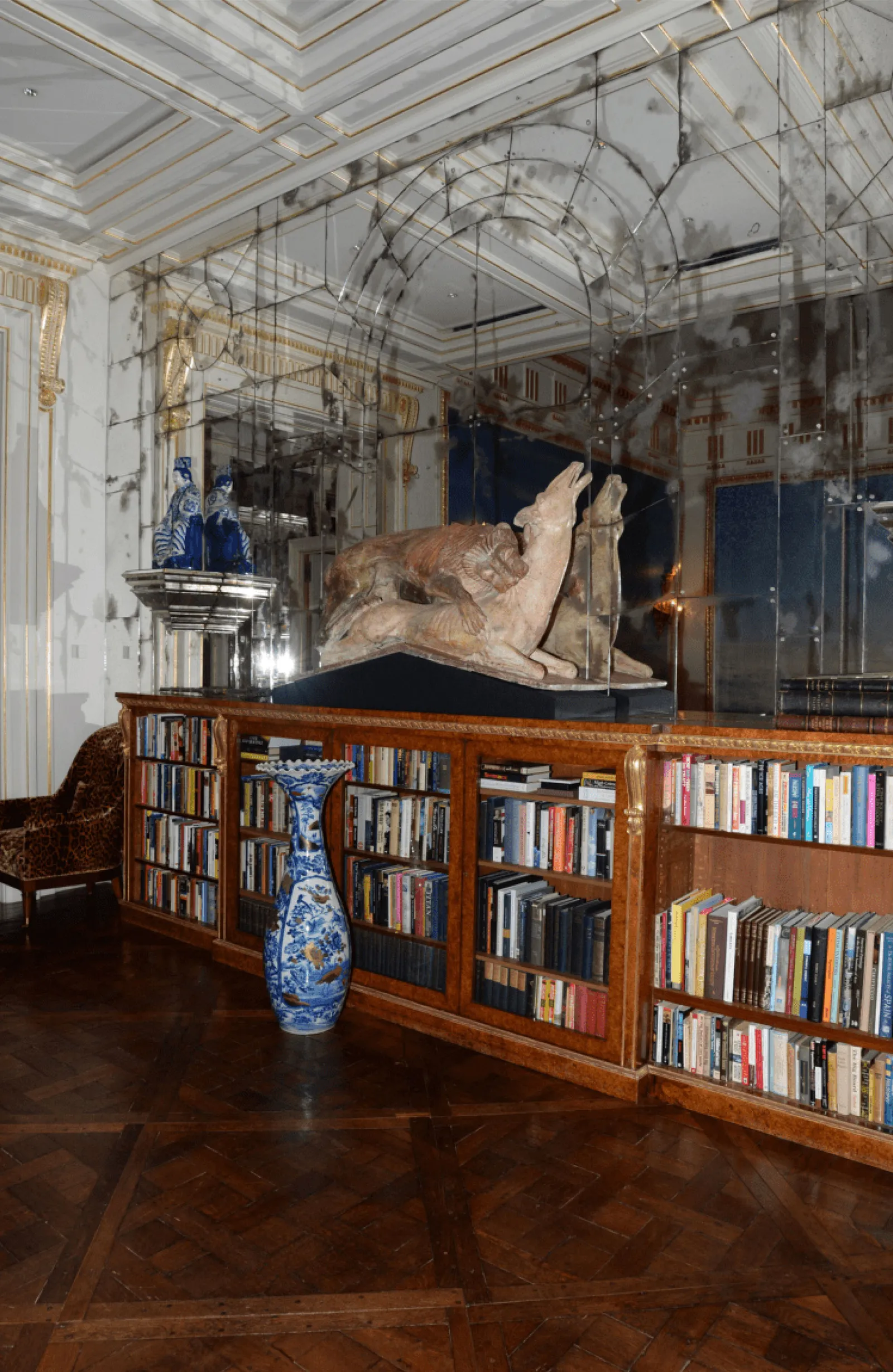 התמונה עשויה להכיל ספר בתוך הבית ספריה פרסום ריהוט אדריכלות בניין כוננית ספרים עץ כיסא ואדם