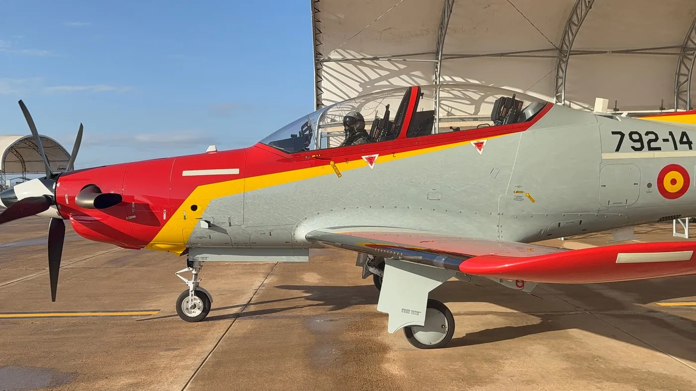 התמונה עשויה להכיל קסדה מטוס מטוס סילוני כלי תחבורה ואדם