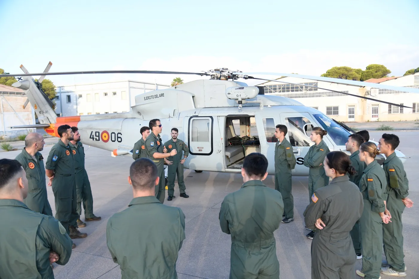 התמונה עשויה להכיל גל סערה Shindy lucas boye כלי טיס מסוק תחבורה רכב אדם מבוגר ובגדים