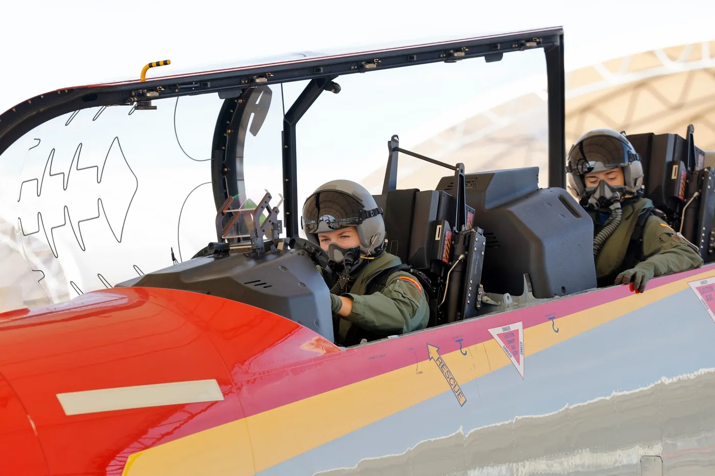 התמונה עשויה להכיל את Ema Klinec Helmet Child Person כלי טיס תחבורה רכב מטוס ועובד