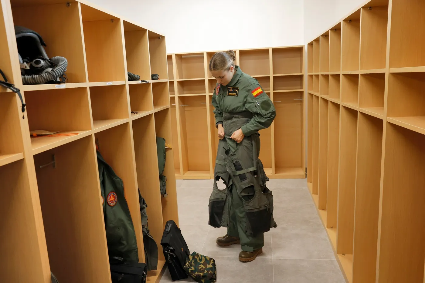 התמונה עשויה להכיל אדם מבוגר ביגוד הנעלה אביזרי נעליים תיק תיק מעיל וז'קט