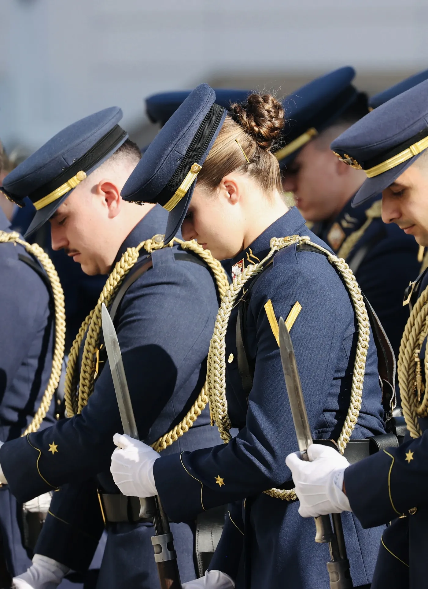 התמונה עשויה להכיל בגדים צבאיים כפפה צבא מדים צבאיים אדם חייל קצין שריון מבוגר וחרב
