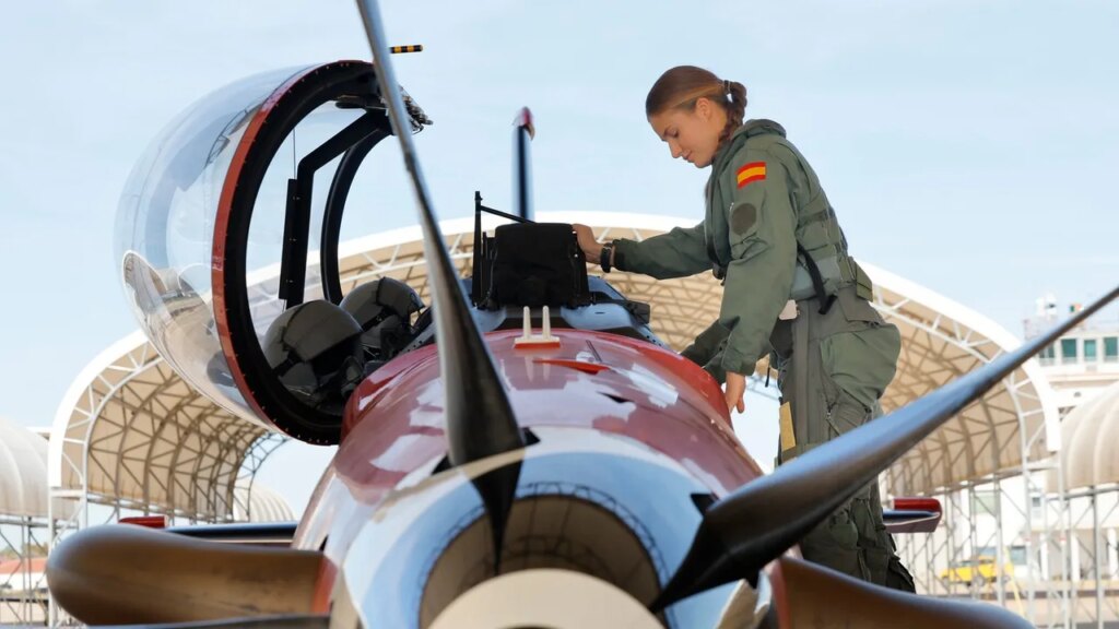 הנסיכה ליאונור עושה היסטוריה והופכת לאישה הראשונה במשפחת המלוכה הספרדית שטסה לבד