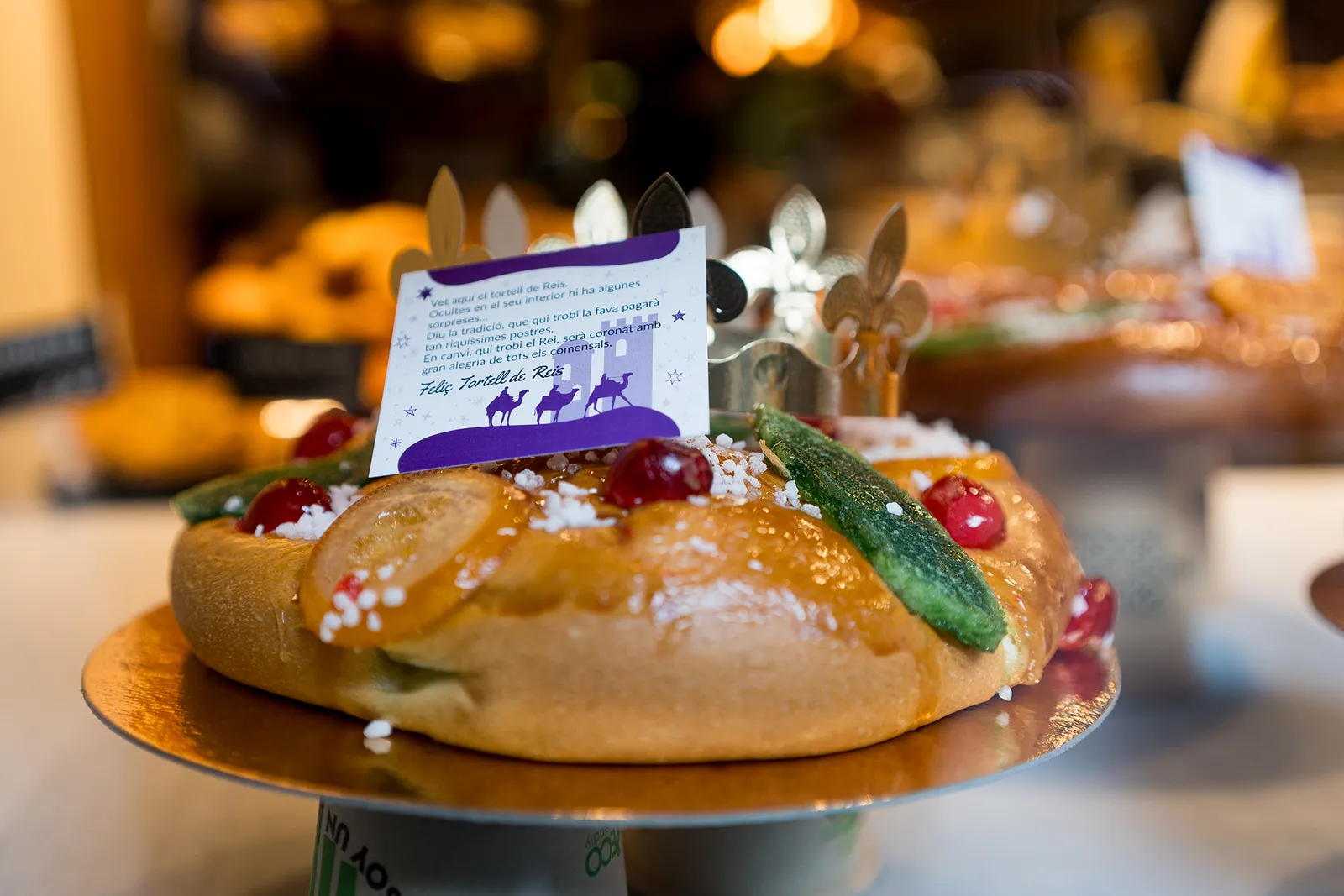 התמונה עשויה להכיל מזון מצגת מזון ארוחת בראנץ' לחם וקטשופ