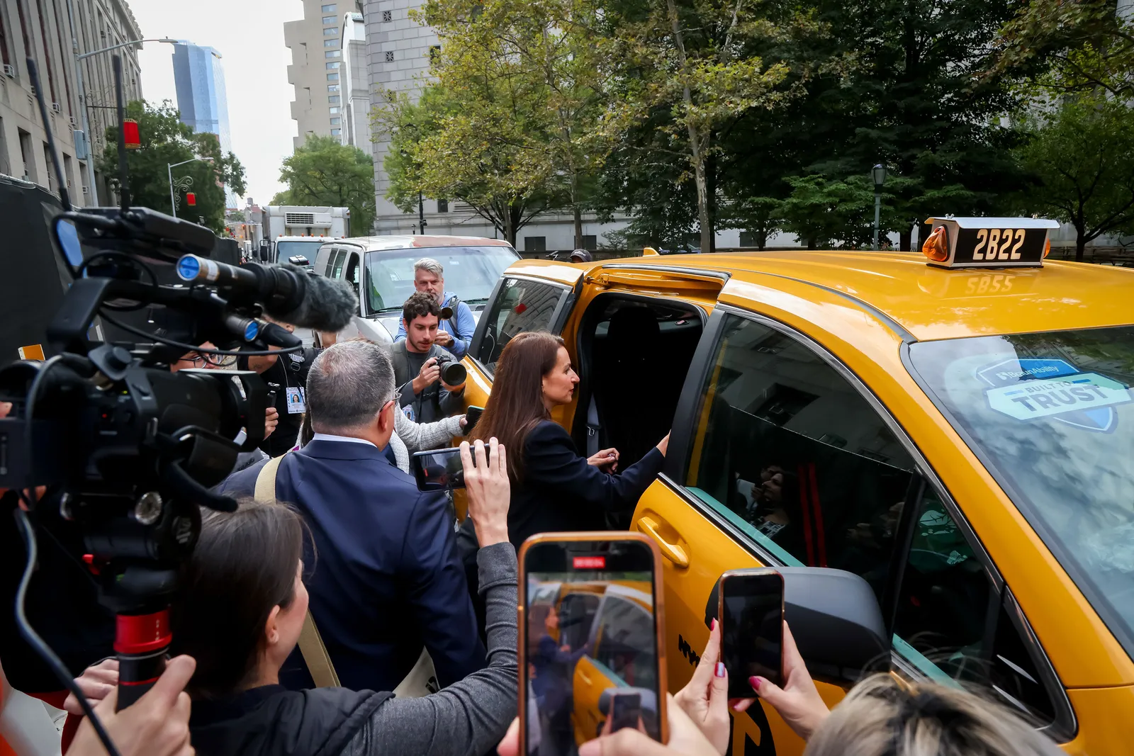 התמונה עשויה להכיל אדם מבוגר, פנים וראש של רכב תחבורה פפראצי