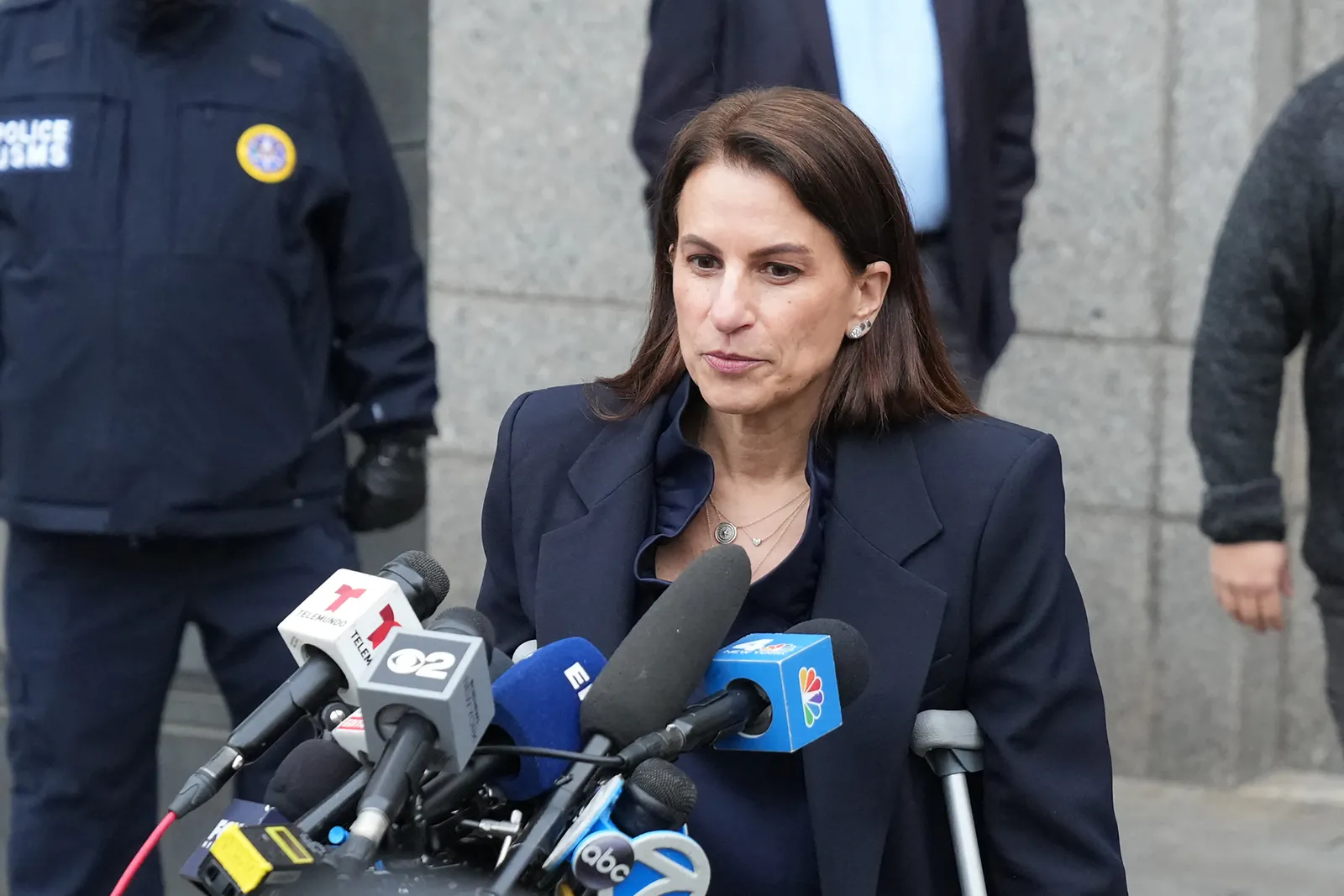 התמונה עשויה להכיל אדם המונים ביגוד למבוגרים אביזרי כפפות תכשיטים ושרשרת