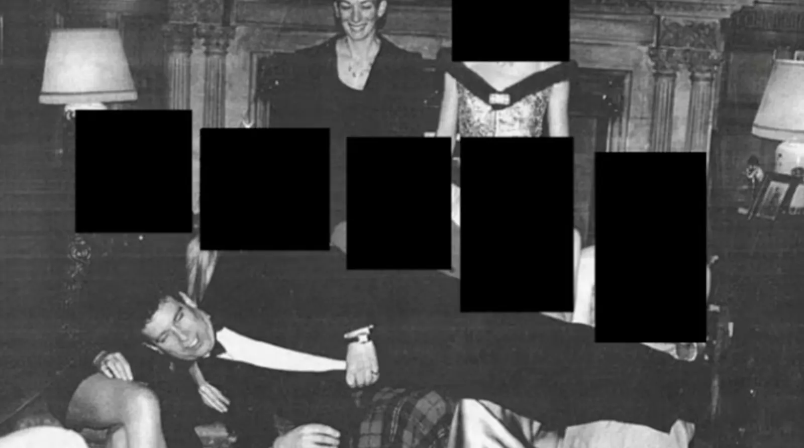 התמונה עשויה להכיל את Ghislaine Maxwell לאדם בוגר ללבוש רשמי ראש פנים ואביזרים