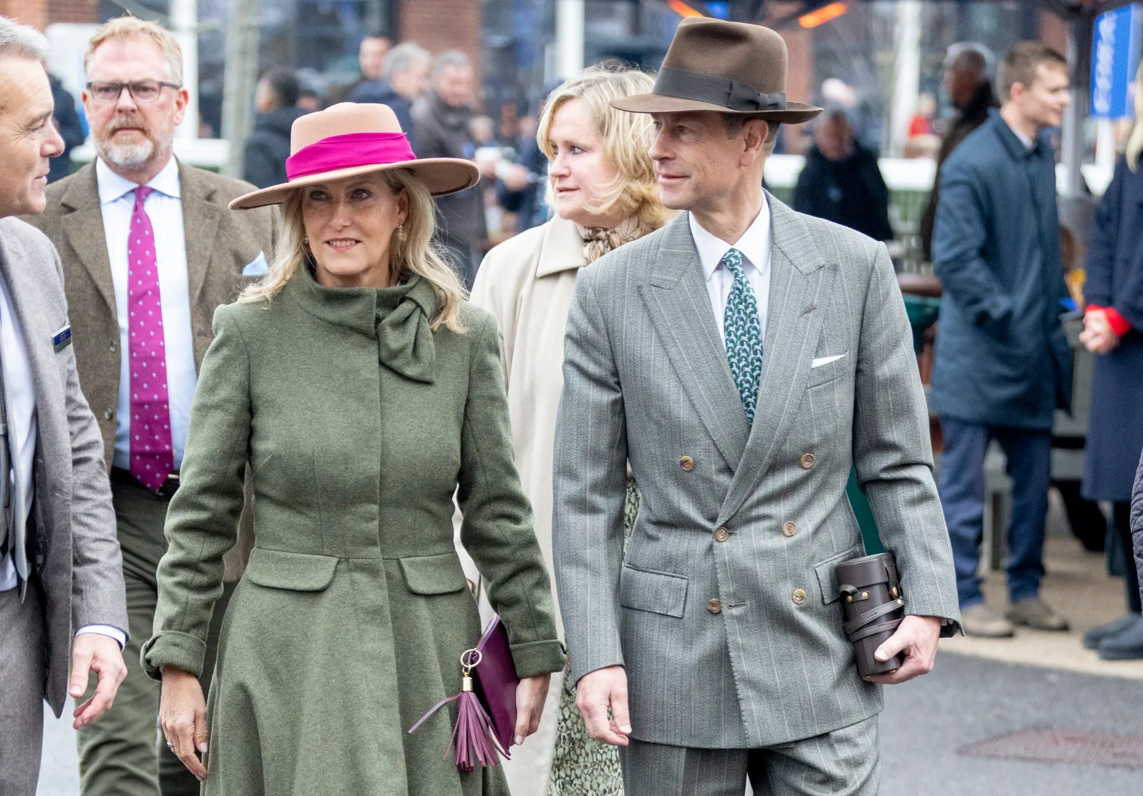 התמונה עשויה להכיל את סופי הרוזנת מווסקס אדם ביגוד מעיל אביזרים למבוגרים לבוש רשמי עניבה וכובע