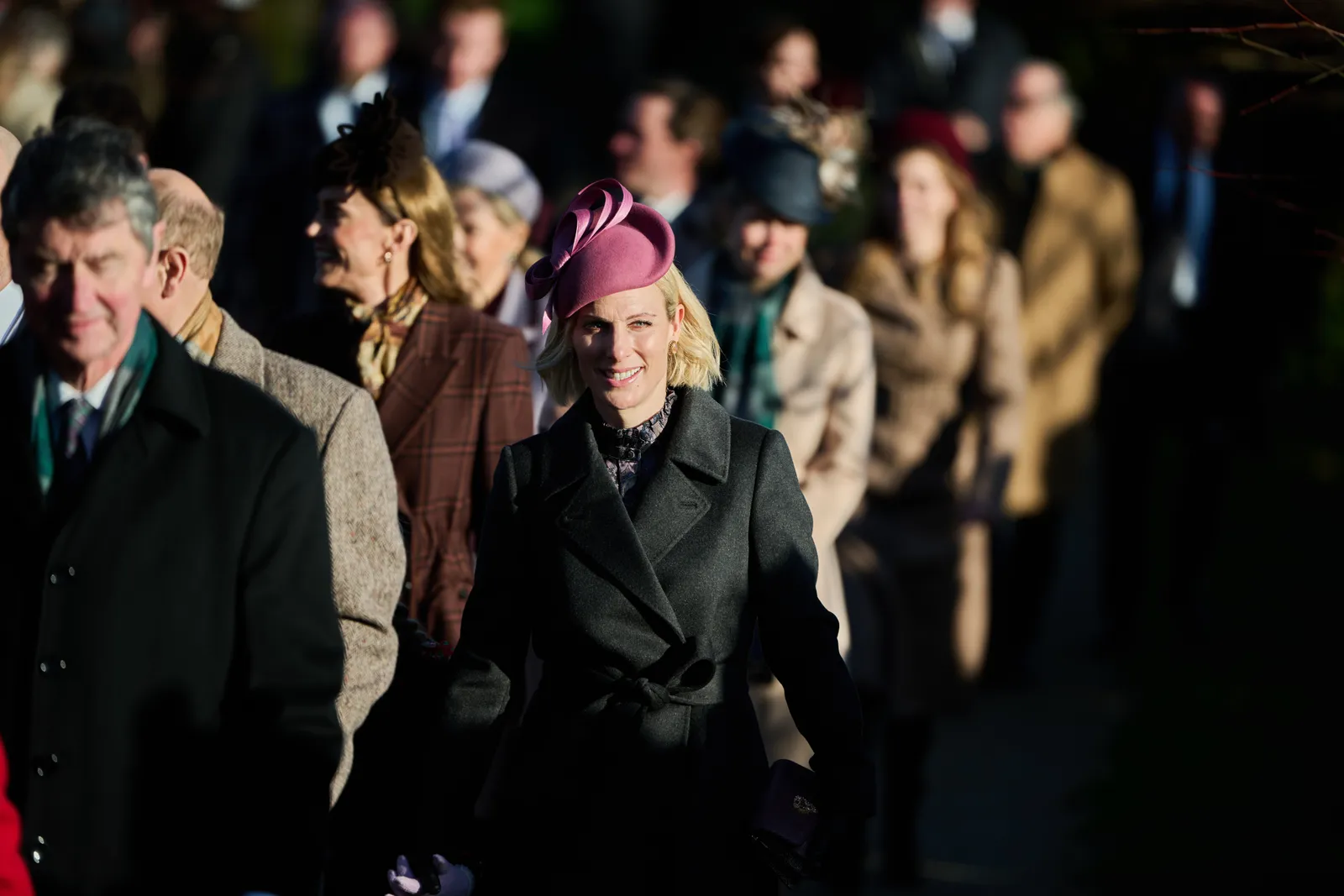 התמונה עשויה להכיל את Zara Tindall אדם ביגוד מעיל כובע למבוגרים אביזרי תיק תיק יד פנים וראש