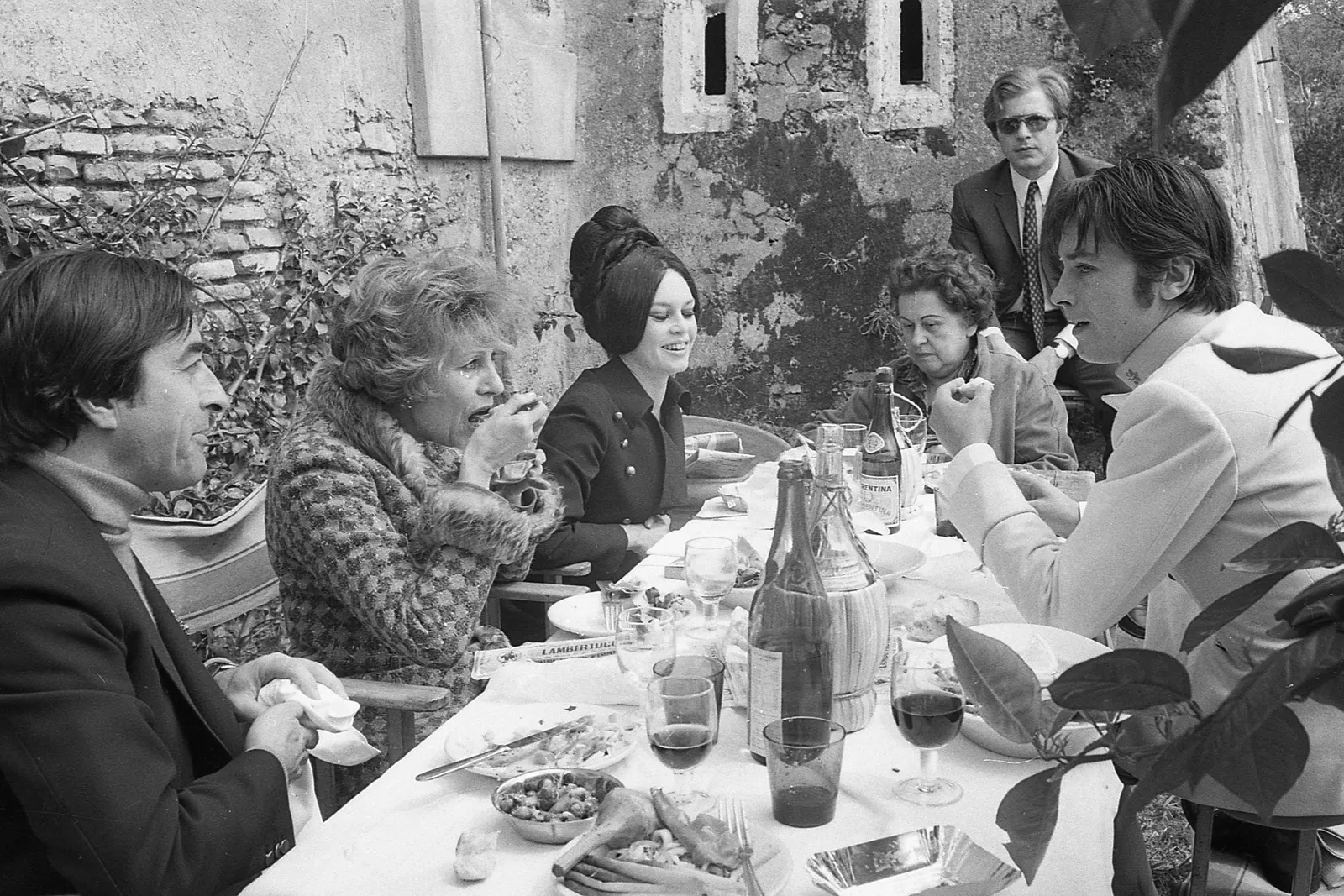 התמונה עשויה להכיל את גילי סמית' רוז רפטו שולחן אוכל ריהוט שולחן בפנים מסעדה אדם מבוגר וילד