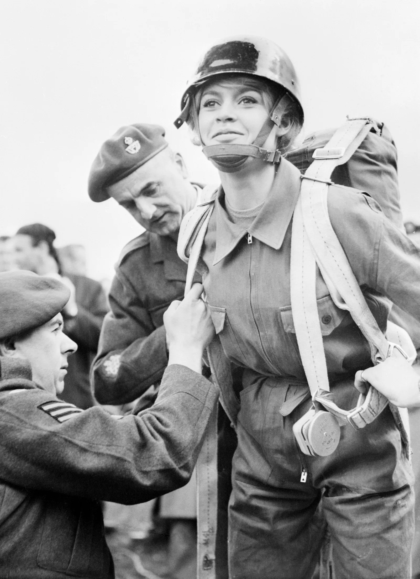 התמונה עשויה להכיל את Brigitte Bardot Helmet אדם מבוגר פנים וראש תינוק