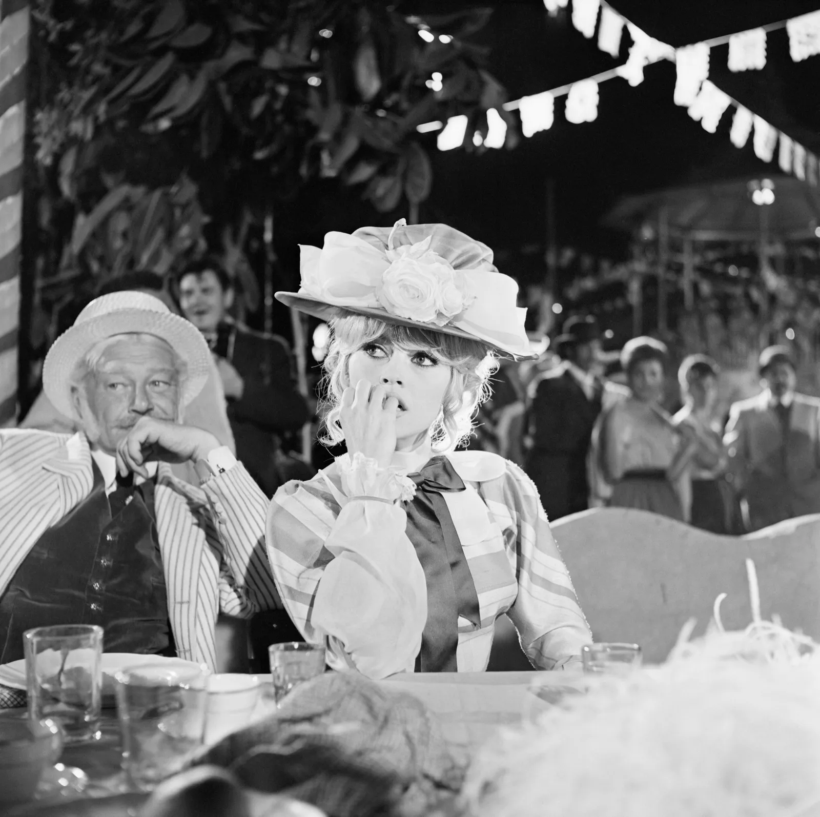 התמונה עשויה להכיל את Brigitte Bardot Gregor von Rezzori ביגוד כובע ראש אדם צילום פנים למבוגרים ודיוקן