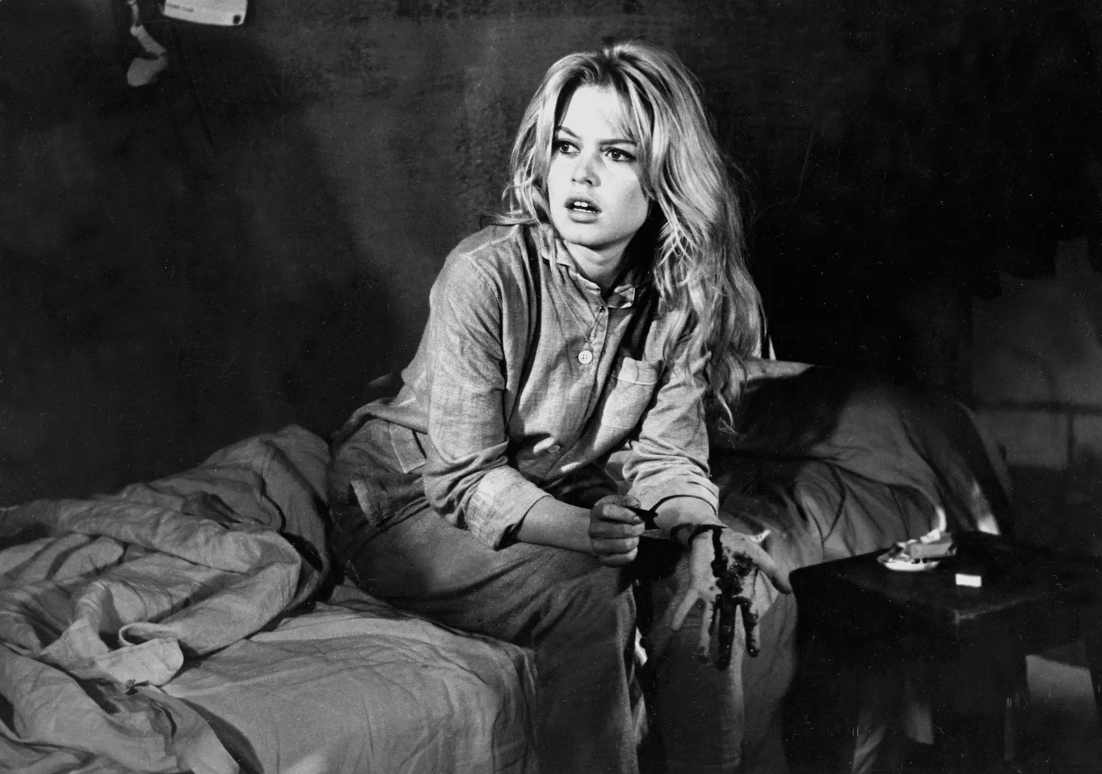 התמונה עשויה להכיל Brigitte Bardot צילום פנים ראש אדם דיוקן שיער בלונדיני למבוגרים חלק גוף ואצבע