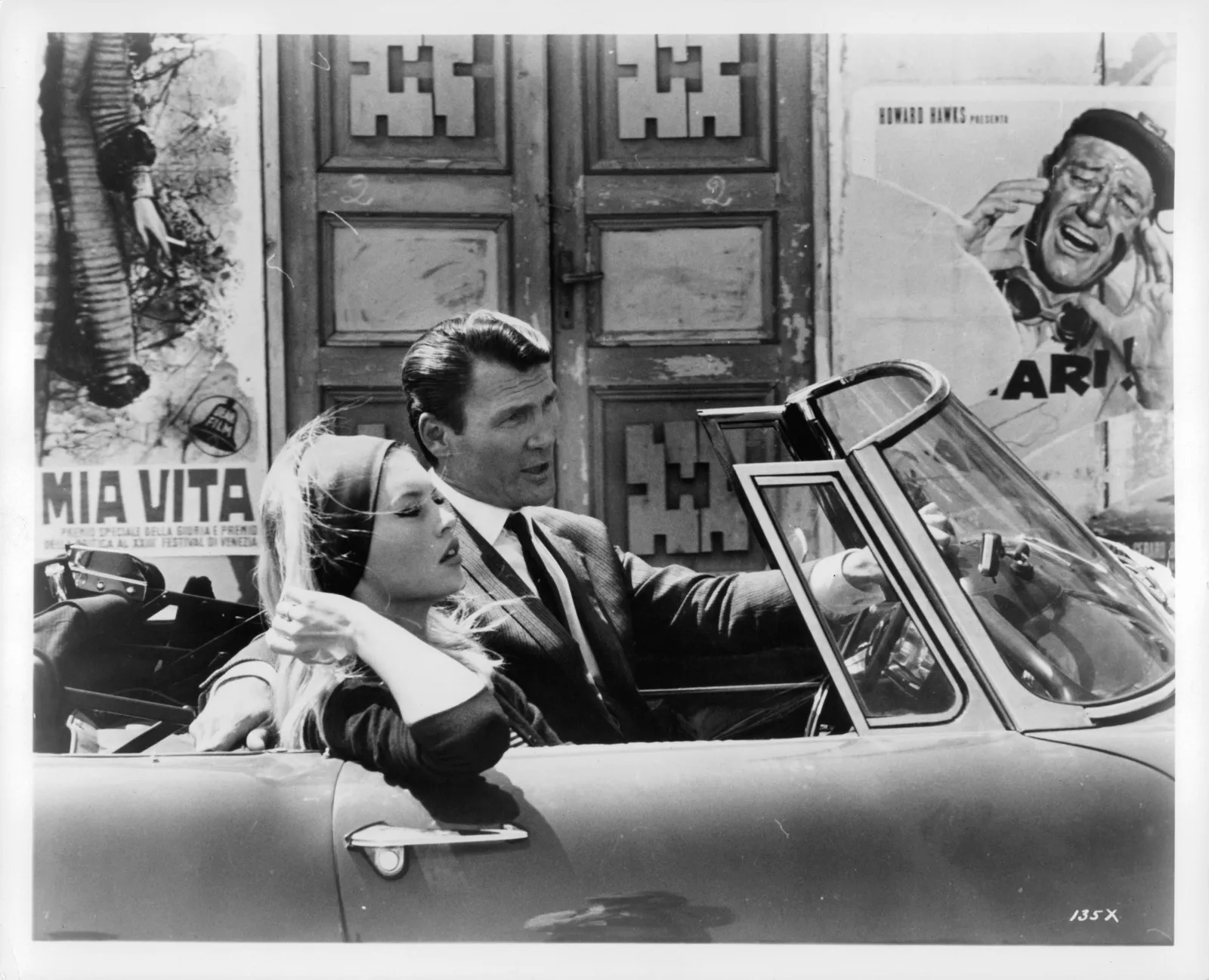 התמונה עשויה להכיל את Jack Palance Brigitte Bardot צילום פנים ראש אדם דיוקן חתונה ורכב למבוגרים