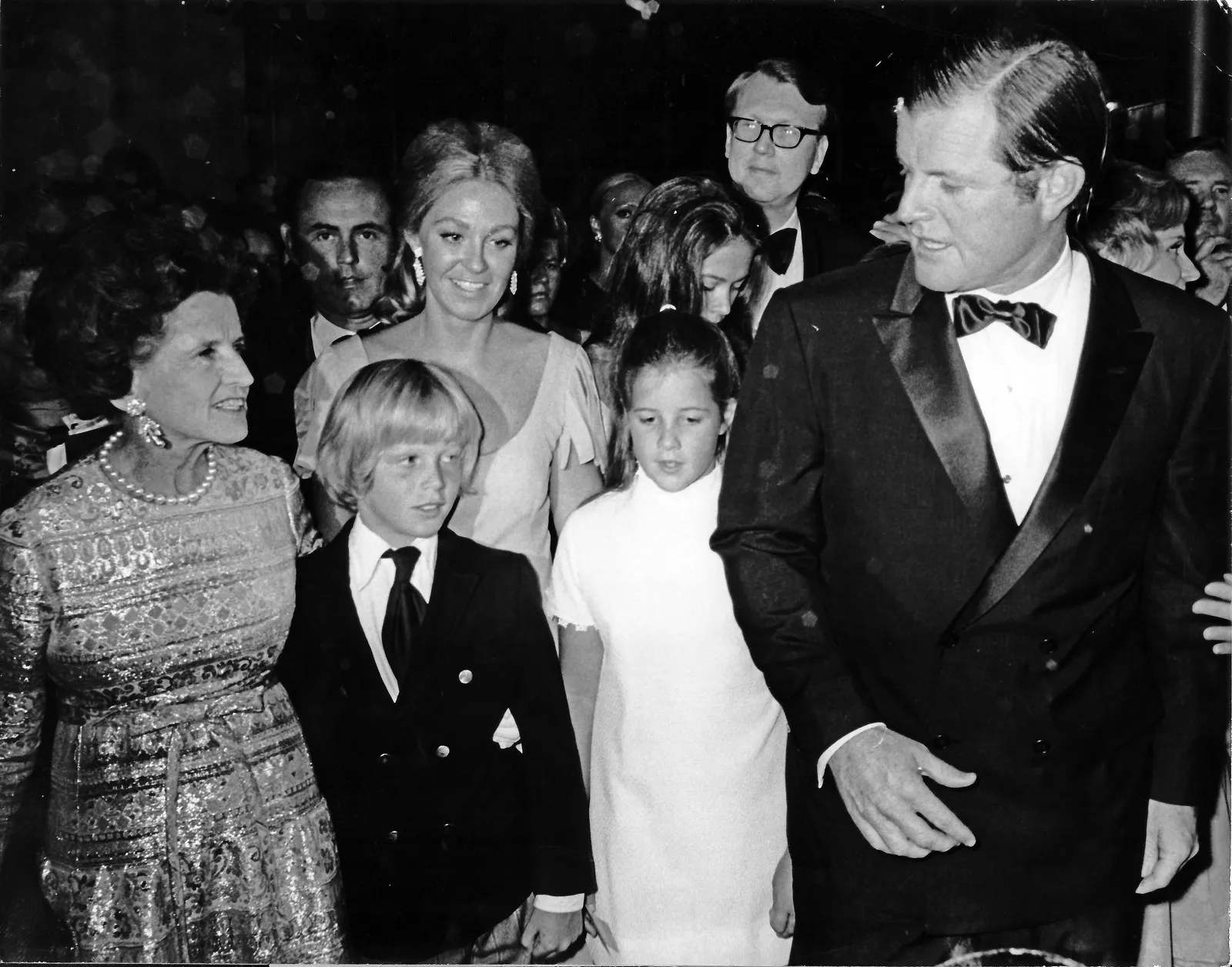 התמונה עשויה להכיל את טד קנדי ​​קארה קנדי ​​בבי דול בגדים לבוש רשמי חליפת מעיל טוקסידו אנשים אדם ומבוגרים