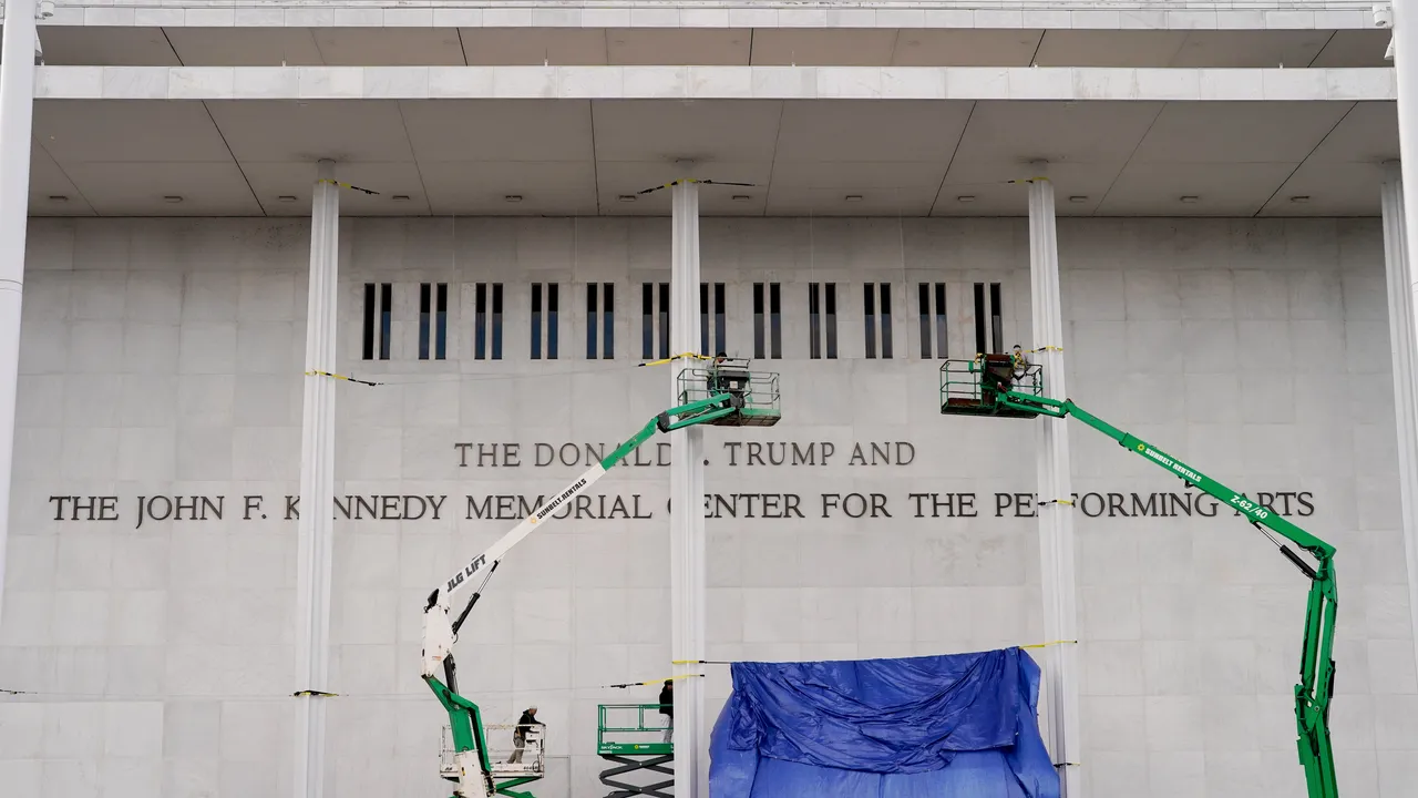 סופר לשעבר בדרום פארק הימר על תוכנית שינוי השם של מרכז קנדי ​​של דונלד טראמפ - וניצח