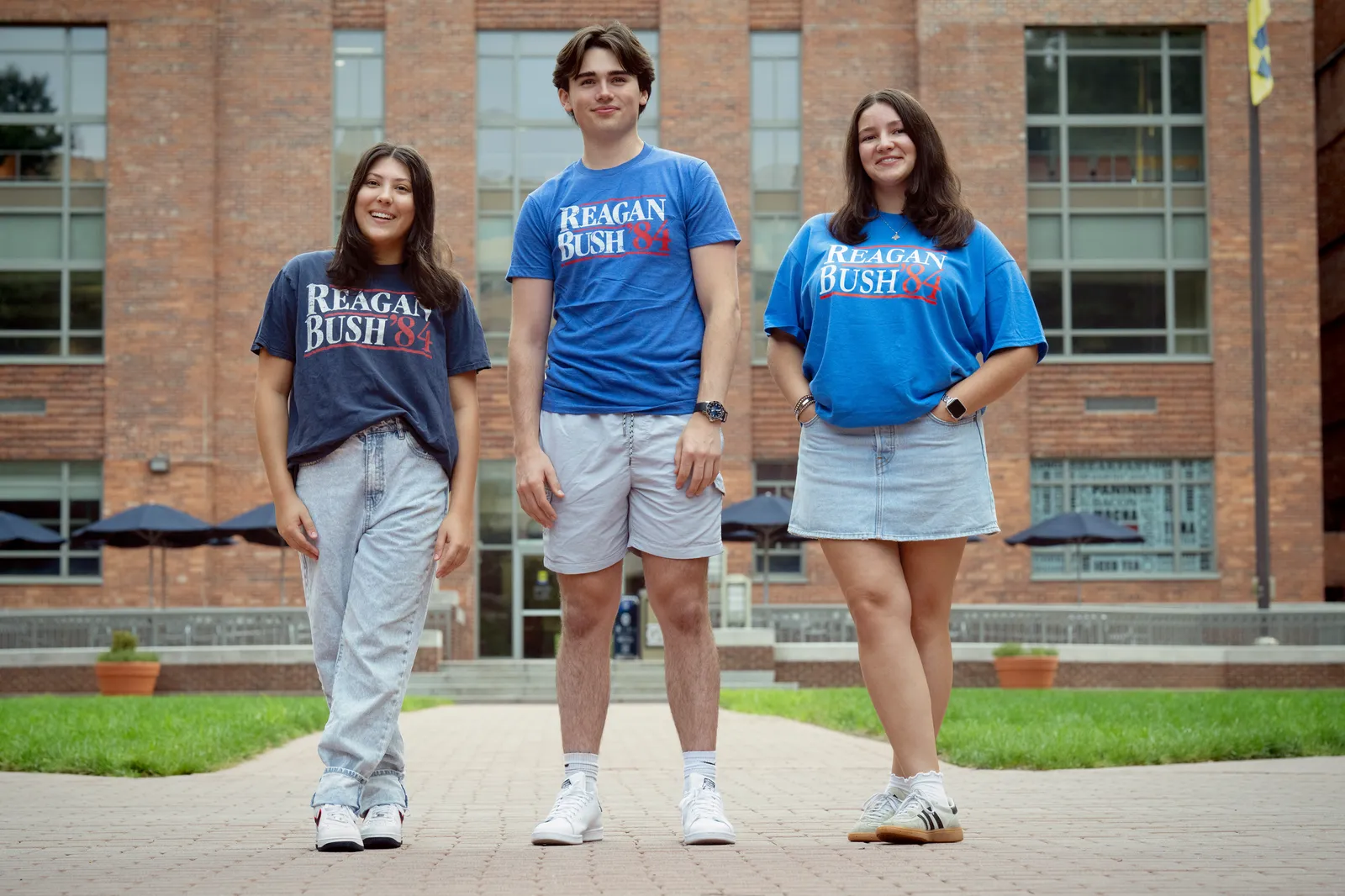 התמונה עשויה להכיל את ברנן ביילי לארה רודריגס ביגוד מכנסיים קצרים אדם חצאית נוער הנעלה ונעל