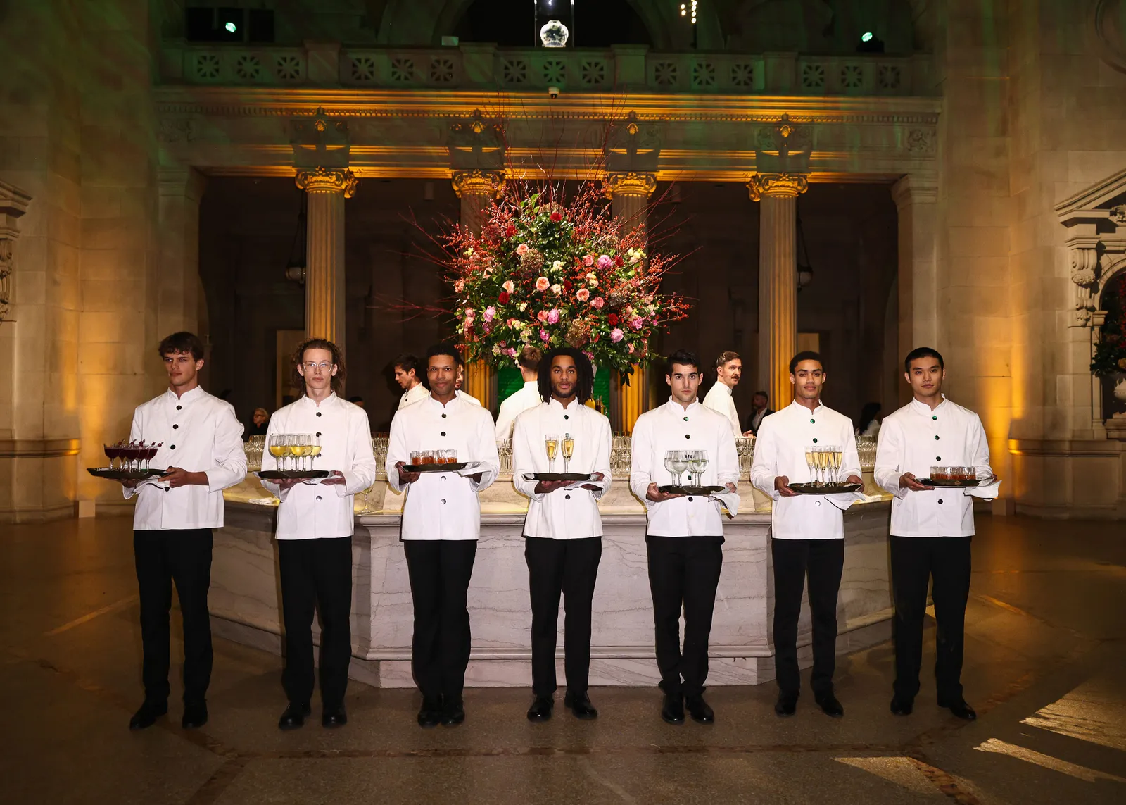 התמונה עשויה להכיל אנשים אדם צמח עציץ פרחים סידור פרחים למבוגרים זר פרחים ובגדים