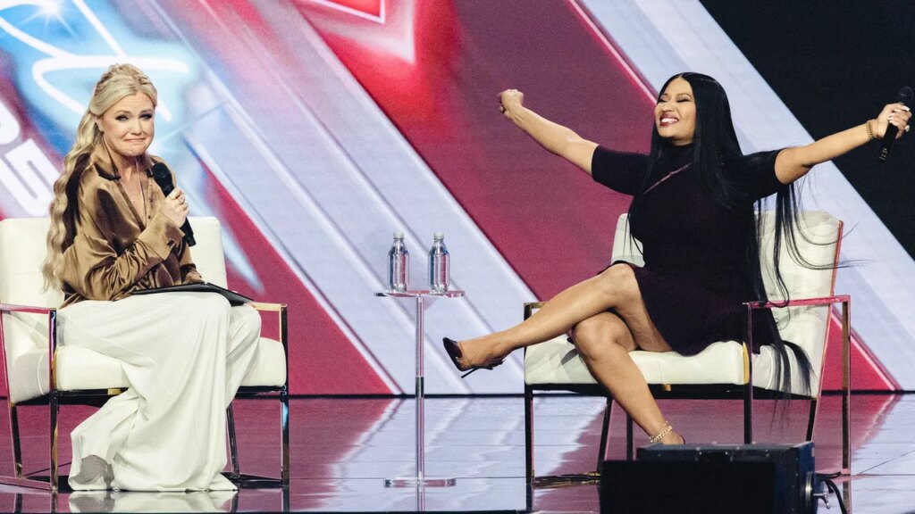 לניקי מינאז' יש מסיבת יציאה של MAGA עם אריקה קירק ב-AmericaFest