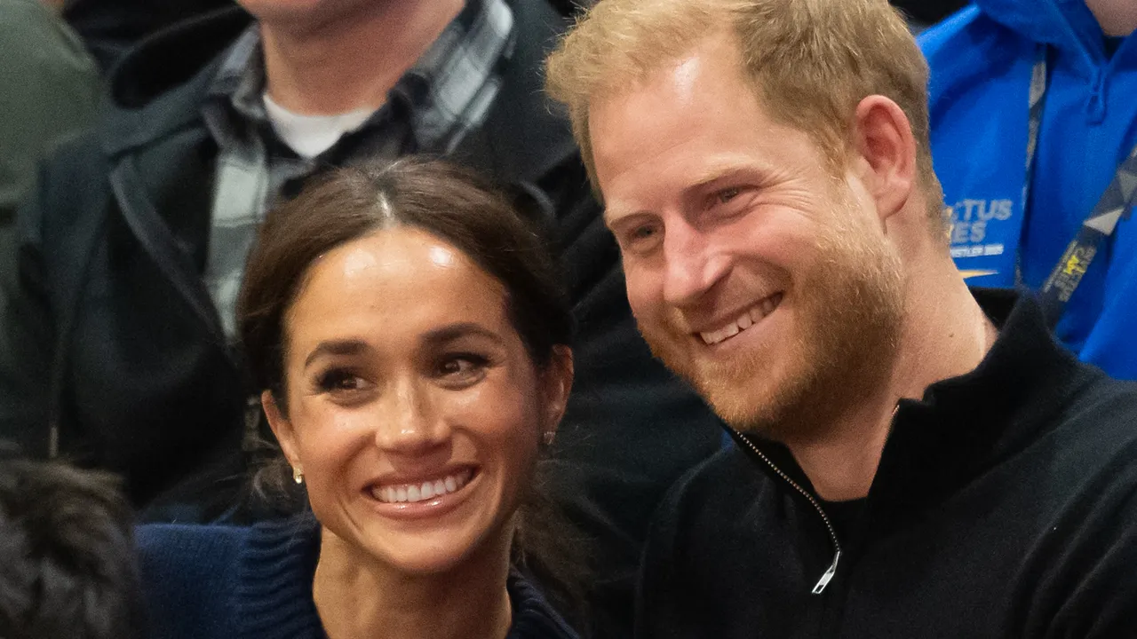 מגהן מרקל, הנסיך הארי וילדיהם חולקים את כרטיס החג שלהם (ושינוי משמעותי עבור הקרן שלהם)