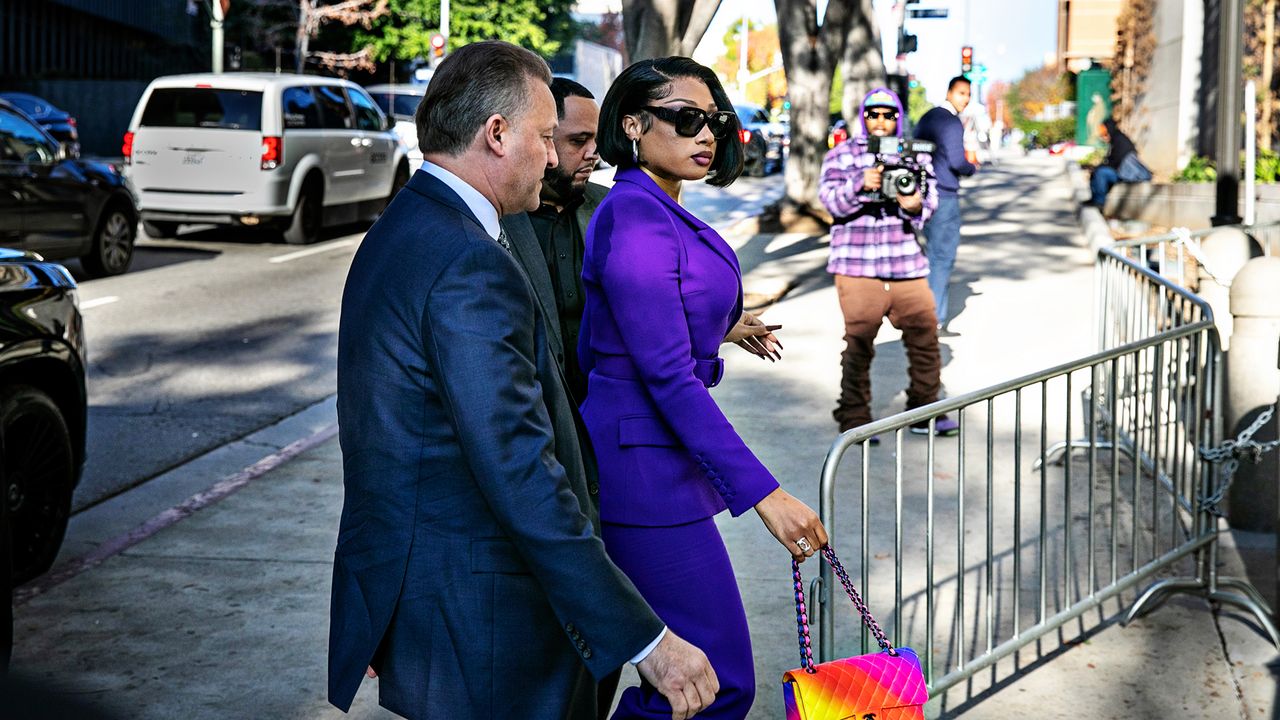 מייגן תי סטליון ומערכת אקולוגית של רכילות עומדת למשפט