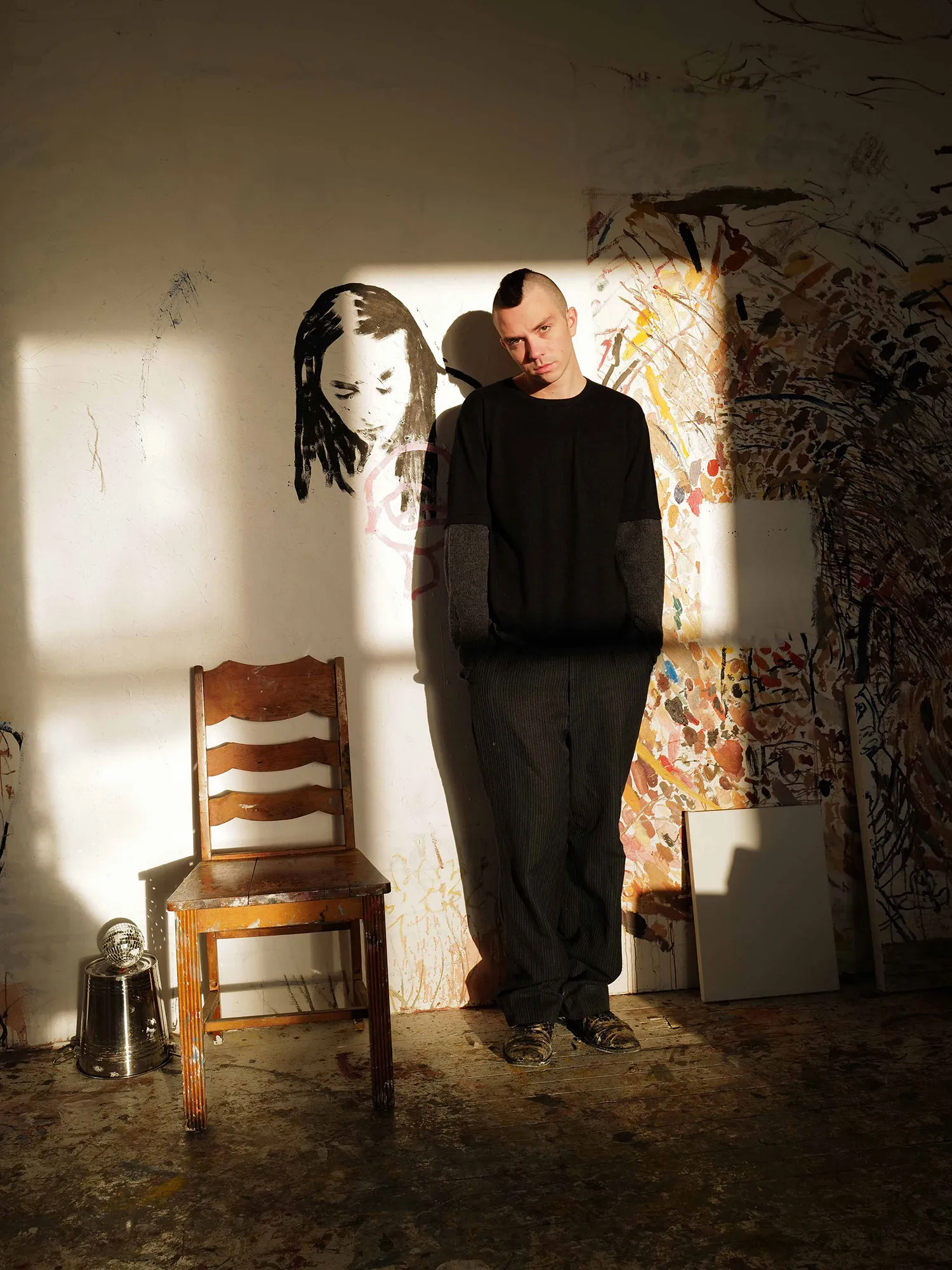 התמונה עשויה להכיל ריהוט כיסא אדם מבוגר צילום פנים ראש דיוקן ציור אמנותי וחתונה