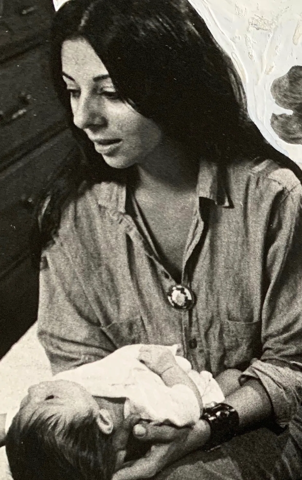 התמונה עשויה להכיל את צלינה גונזלס צילום פנים ראש אדם דיוקן אביזרים למבוגרים תכשיטים ושרשרת